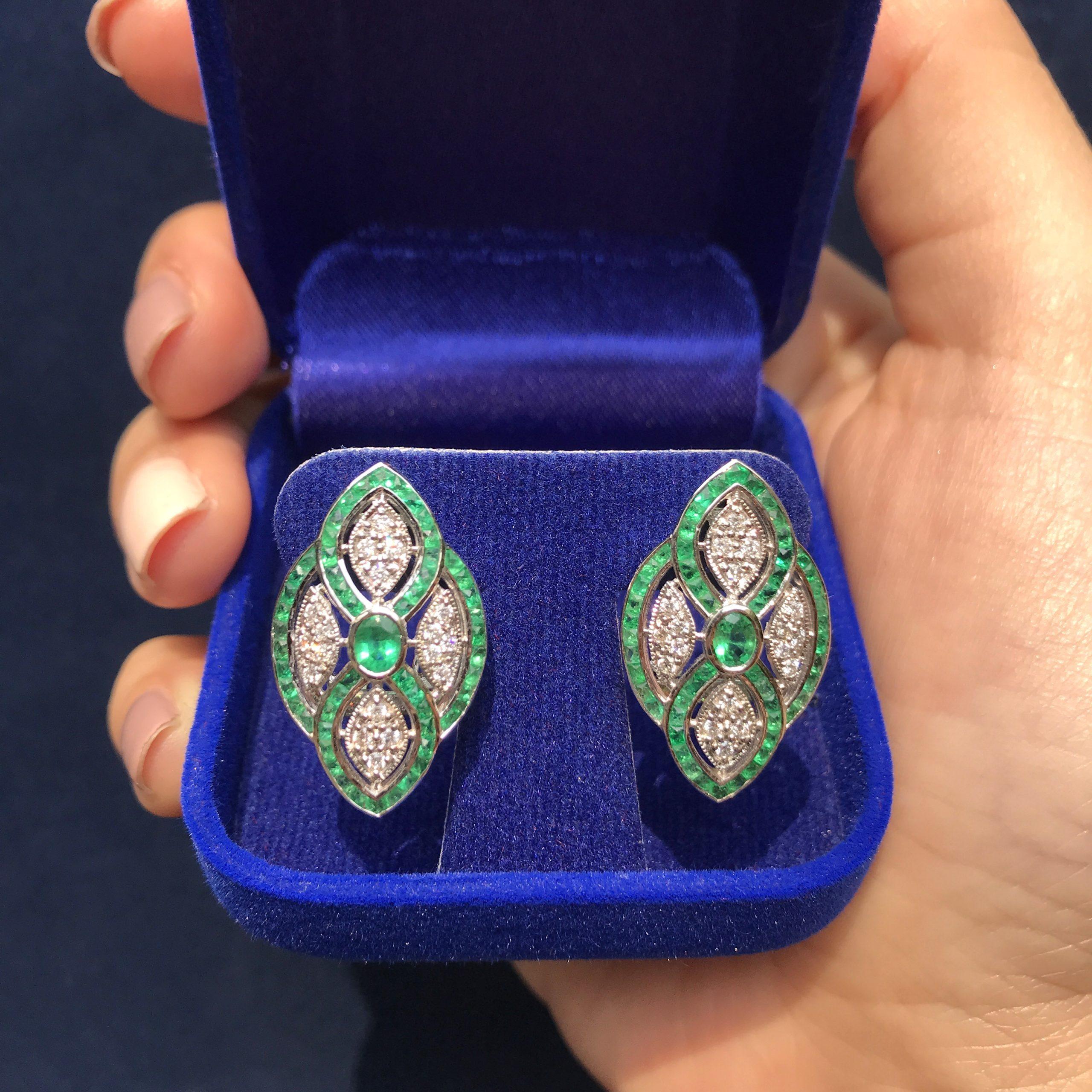 Boucles d'oreilles en or blanc (Omega Back) d'inspiration Art Deco avec émeraudes vertes et diamants Pour femmes en vente