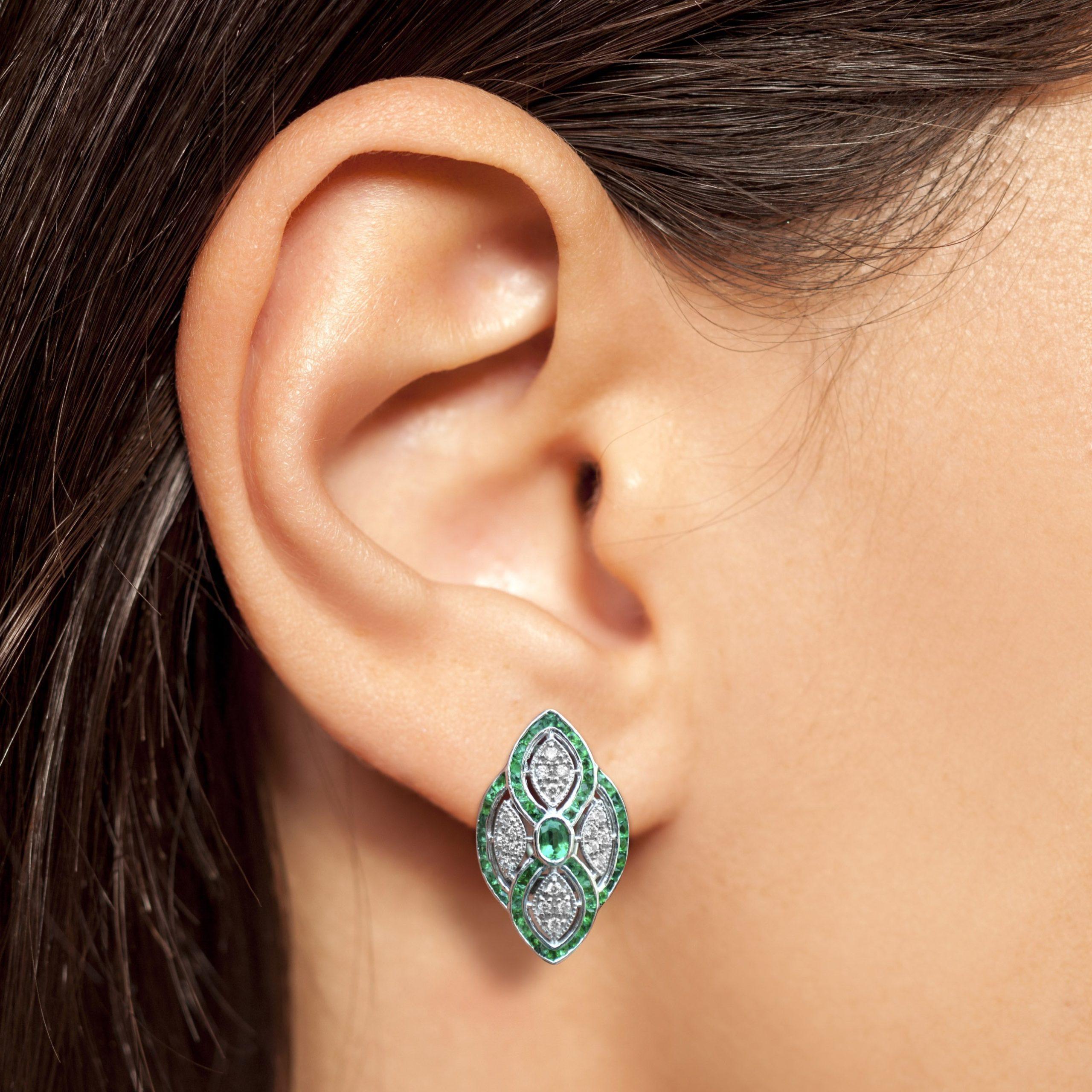 Boucles d'oreilles en or blanc (Omega Back) d'inspiration Art Deco avec émeraudes vertes et diamants en vente 2