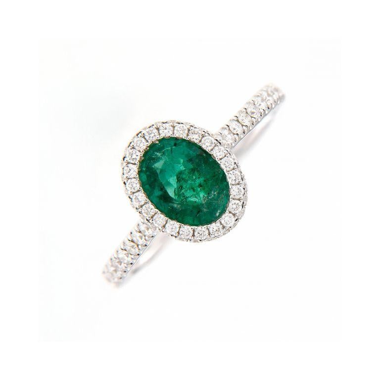 Anello con diamante verde e smeraldo in oro bianco 18 carati In condizioni Nuovo in vendita a Hong Kong, HK