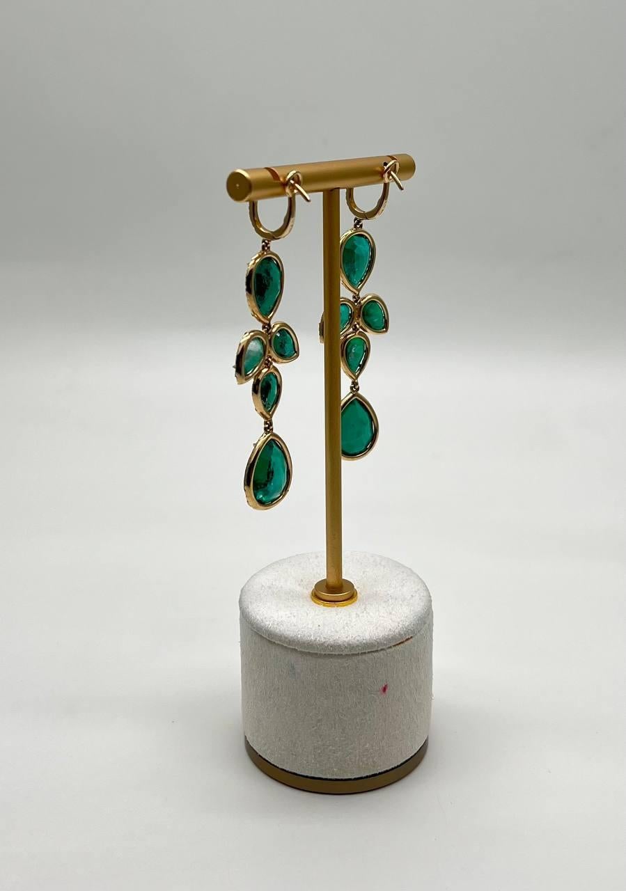 Pendientes colgantes de oro amarillo de 14 quilates con halo de diamantes y esmeralda verde en venta 5