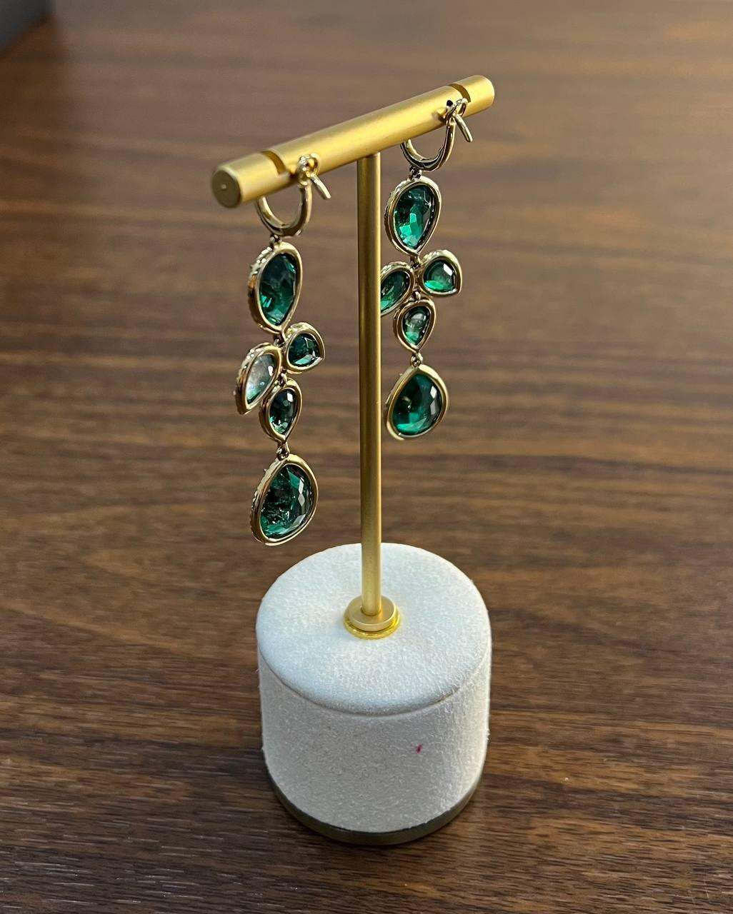 Pendientes colgantes de oro amarillo de 14 quilates con halo de diamantes y esmeralda verde Corte mixto en venta