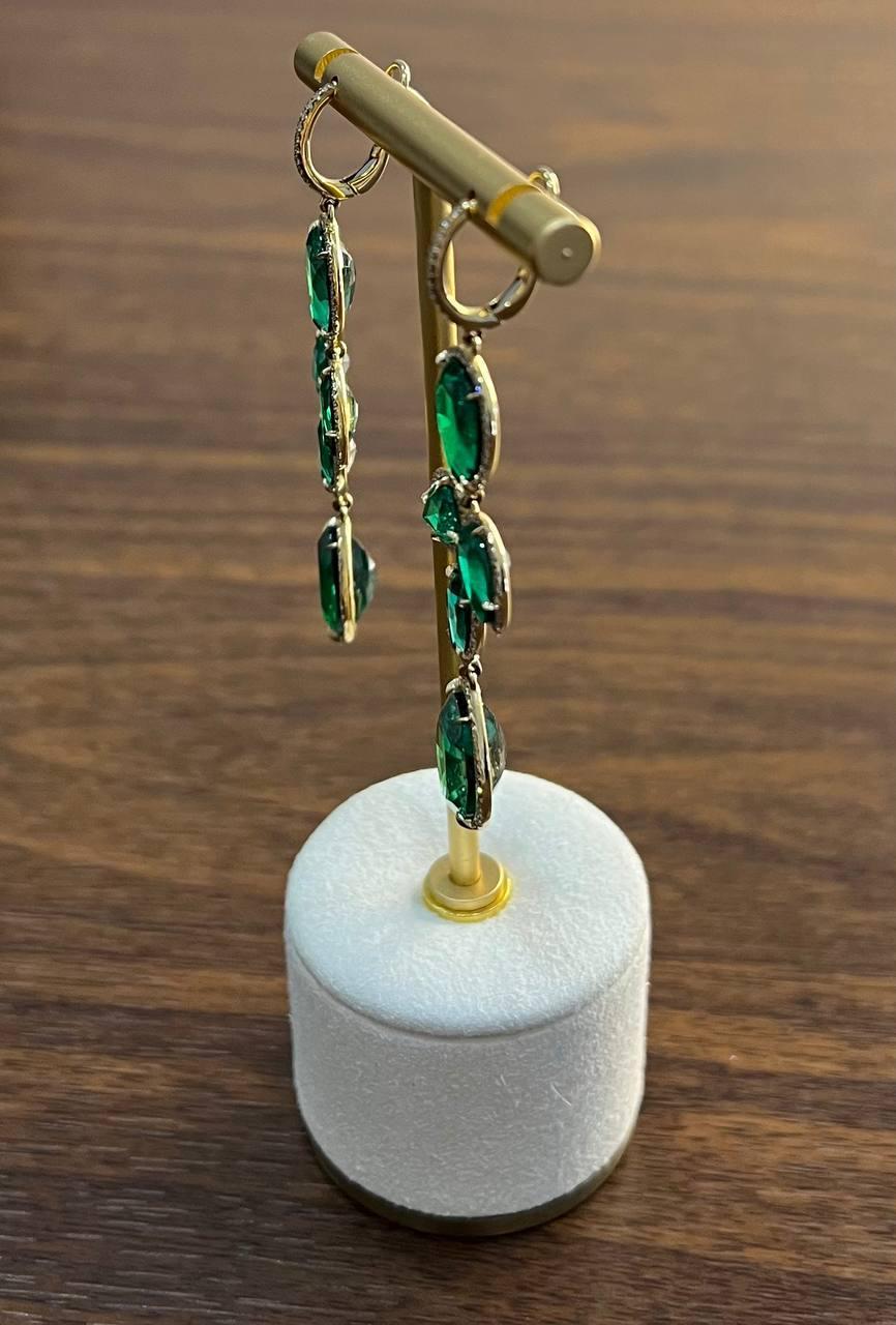 Pendientes colgantes de oro amarillo de 14 quilates con halo de diamantes y esmeralda verde en Nuevo estado para la venta en Oakton, VA