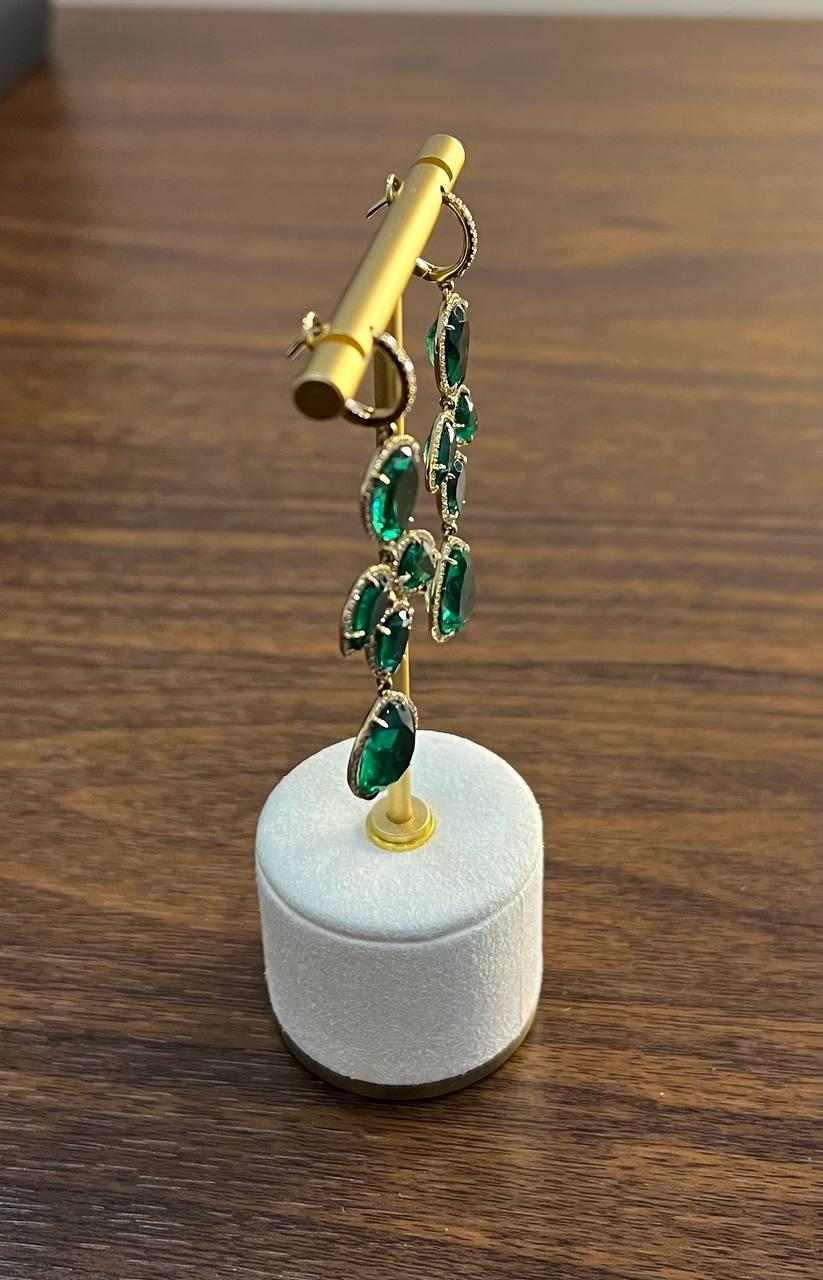 De las mujeres Pendientes colgantes de oro amarillo de 14 quilates con halo de diamantes y esmeralda verde en venta