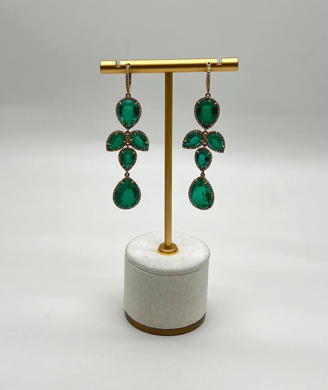 Pendientes colgantes de oro amarillo de 14 quilates con halo de diamantes y esmeralda verde en venta 1