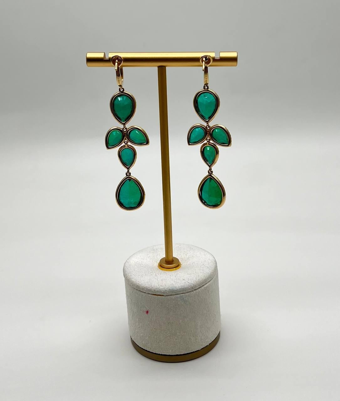 Pendientes colgantes de oro amarillo de 14 quilates con halo de diamantes y esmeralda verde en venta 2