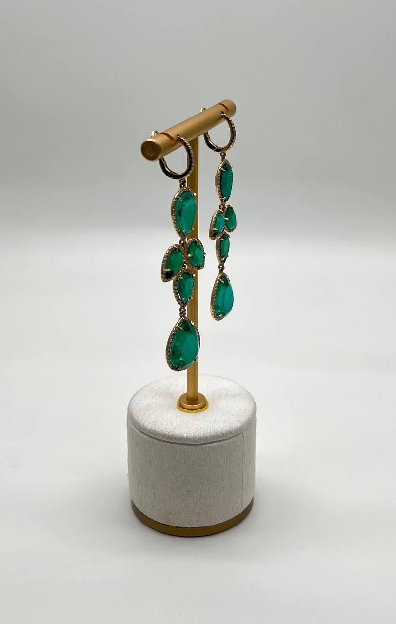 Pendientes colgantes de oro amarillo de 14 quilates con halo de diamantes y esmeralda verde en venta 3