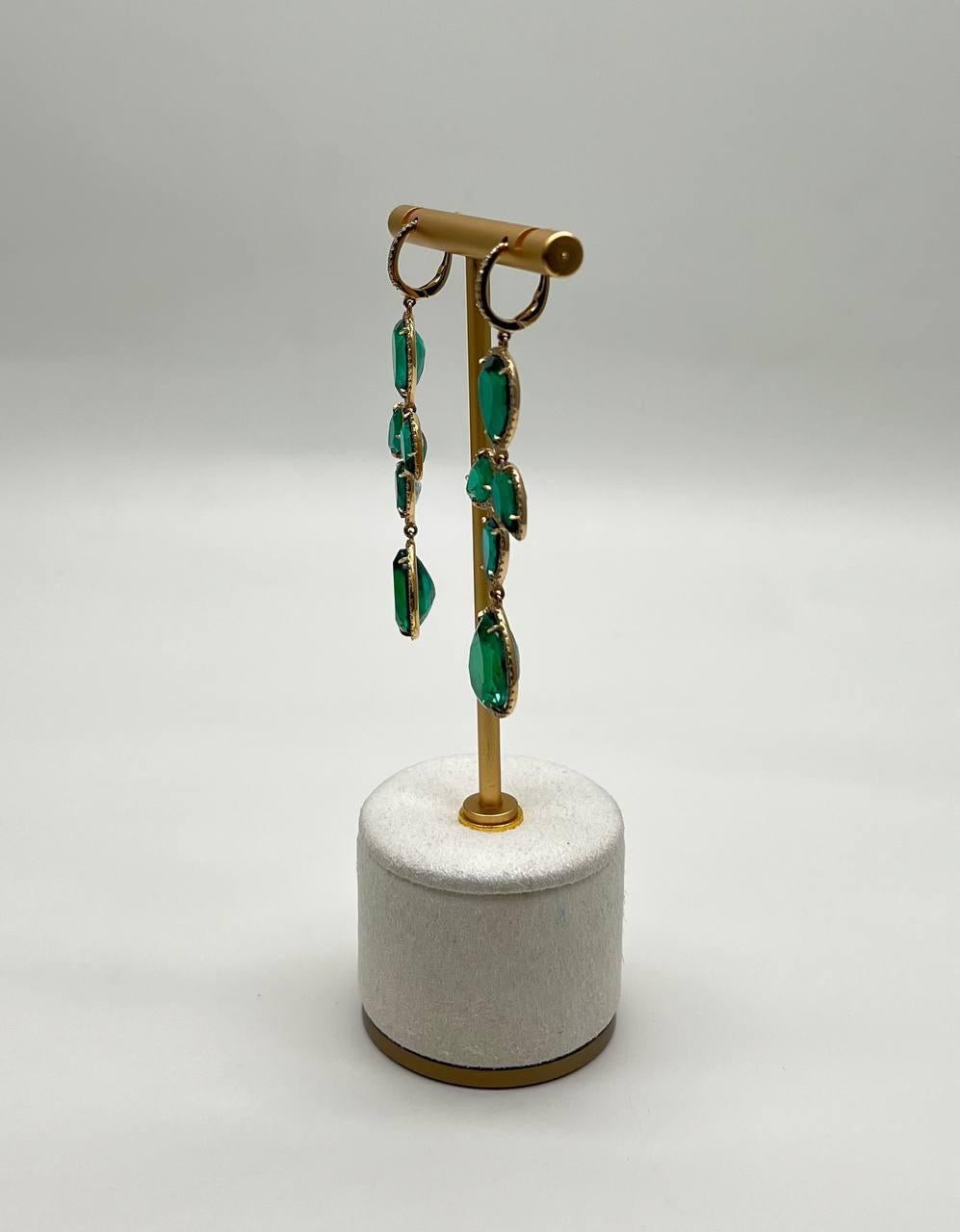 Pendientes colgantes de oro amarillo de 14 quilates con halo de diamantes y esmeralda verde en venta 4