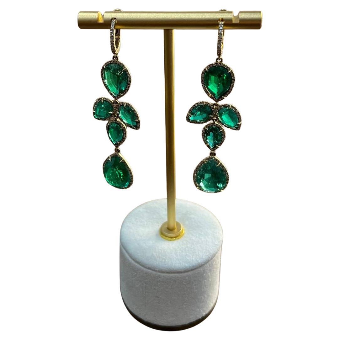 Pendientes colgantes de oro amarillo de 14 quilates con halo de diamantes y esmeralda verde