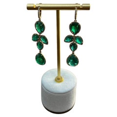 Pendientes colgantes de oro amarillo de 14 quilates con halo de diamantes y esmeralda verde