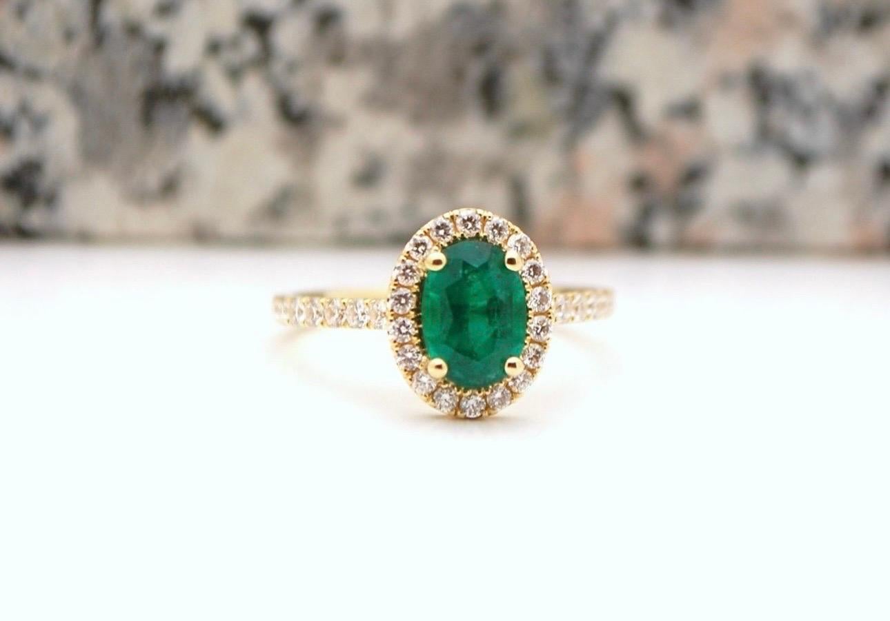 Bague de fiançailles avec au centre une émeraude d'origine colombienne de 2 carats accompagnée de diamants naturels totalisant 0,40 carats de pureté VS et de couleur E-F, la bague est de bonne facture. L'émeraude est de couleur vert bleuté et la