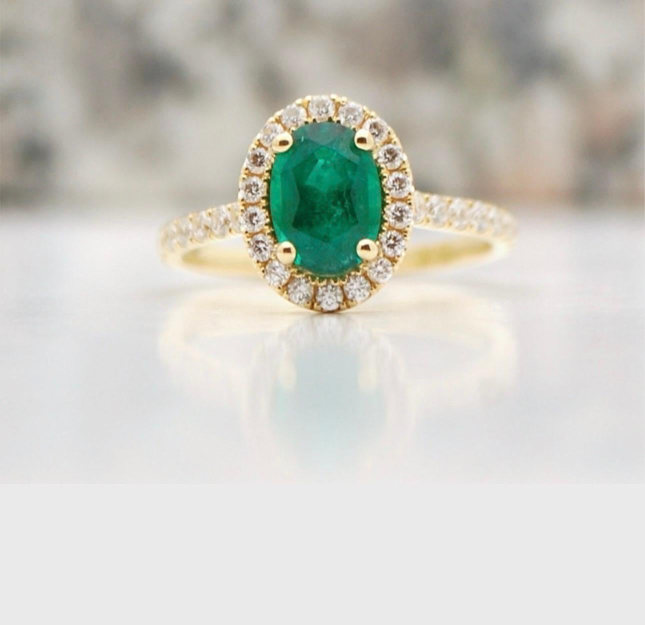 Bague halo en or jaune 18 carats avec émeraude de Colombie verte 2 carats Neuf - En vente à Boca Raton, FL