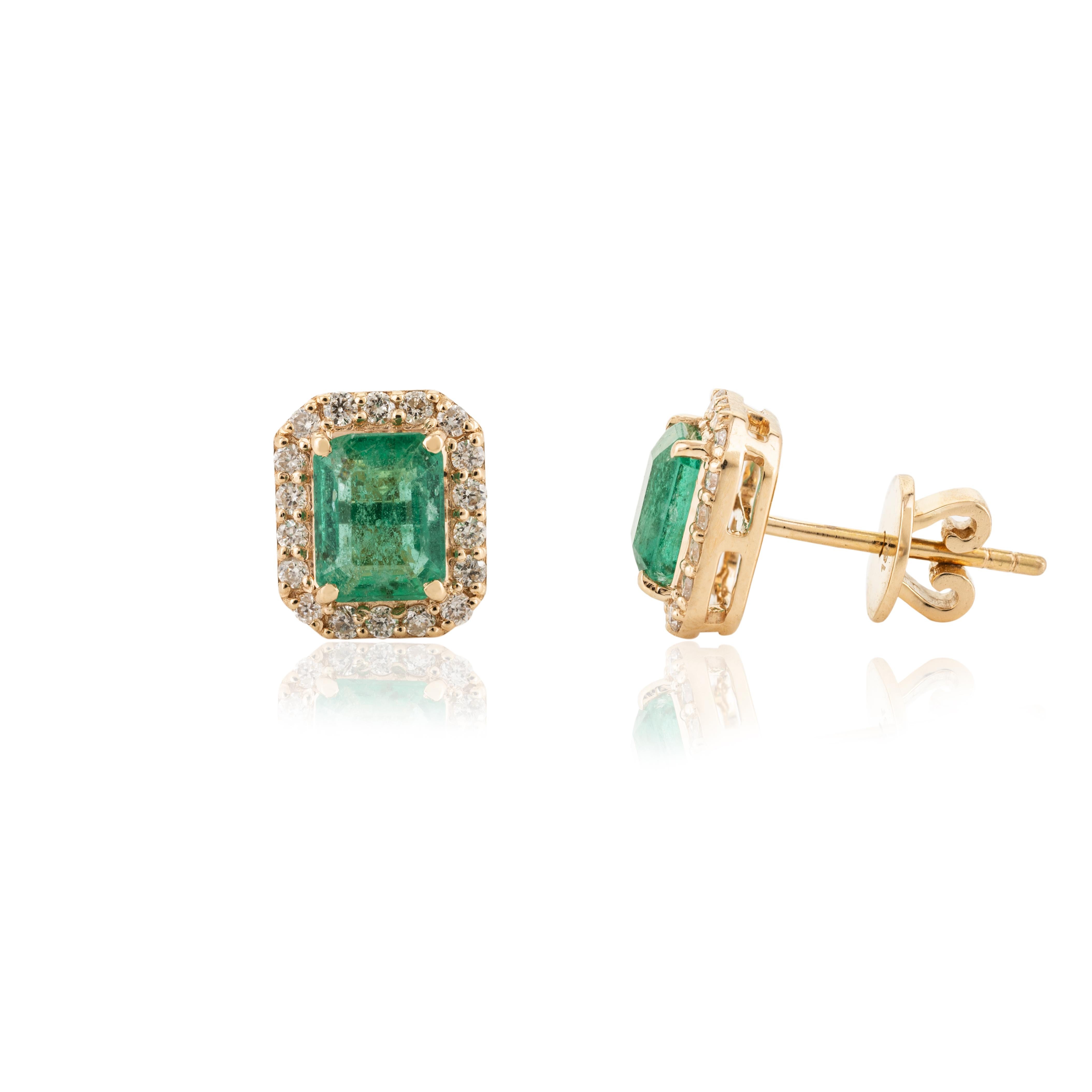 Green Emerald Diamond Halo Stud Earrings in 18k Solid Yellow Gold In New Condition For Sale In Houston, TX