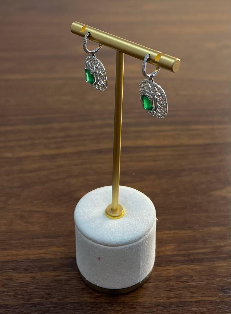 Orecchini a goccia con diamante verde e smeraldo a reticolo in oro bianco 14 carati in vendita 5