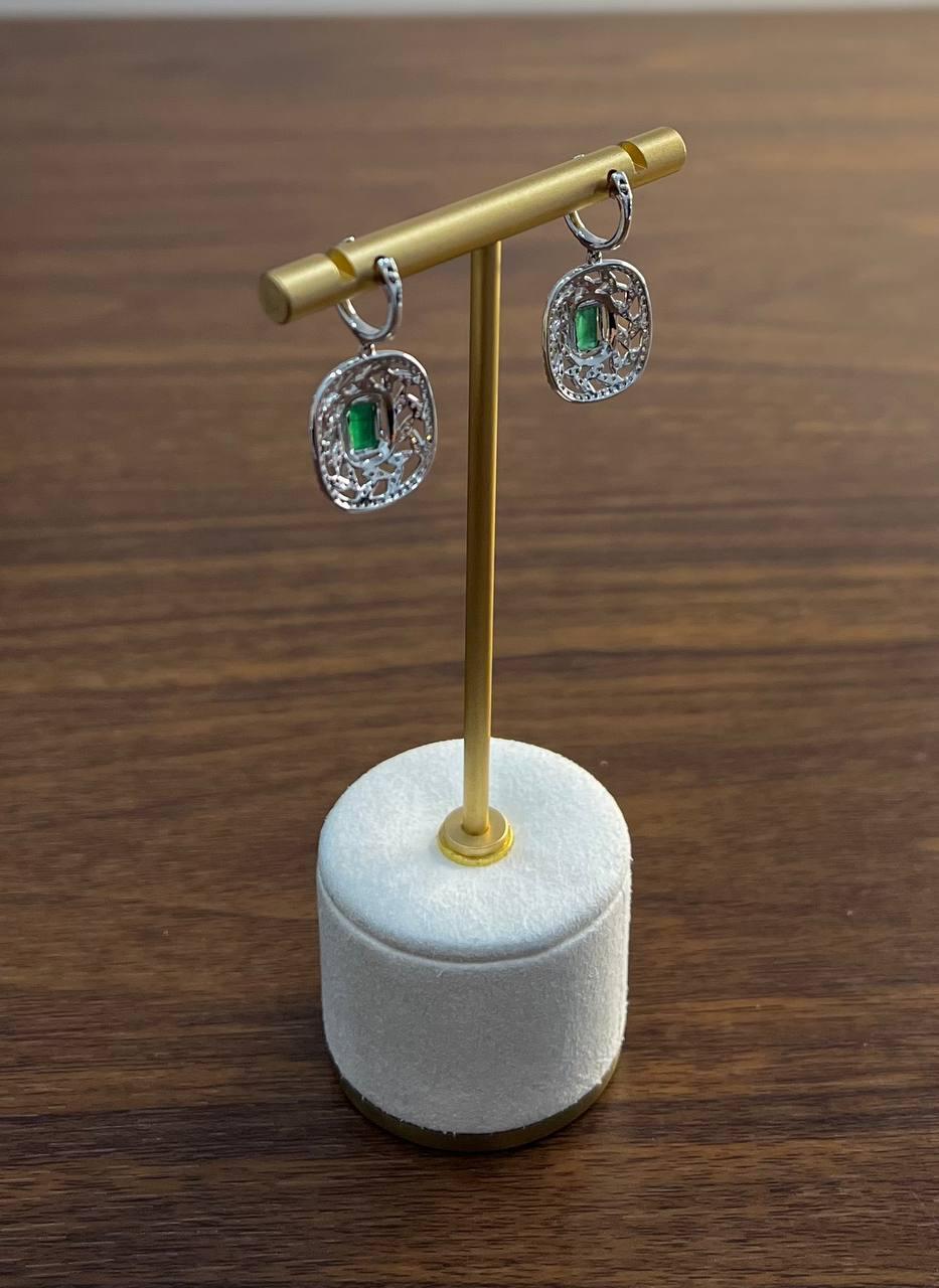 Orecchini a goccia con diamante verde e smeraldo a reticolo in oro bianco 14 carati in vendita 6