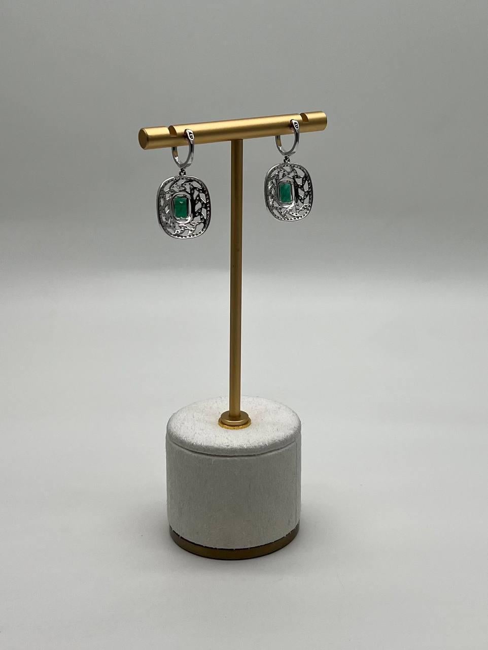 Taglio misto Orecchini a goccia con diamante verde e smeraldo a reticolo in oro bianco 14 carati in vendita