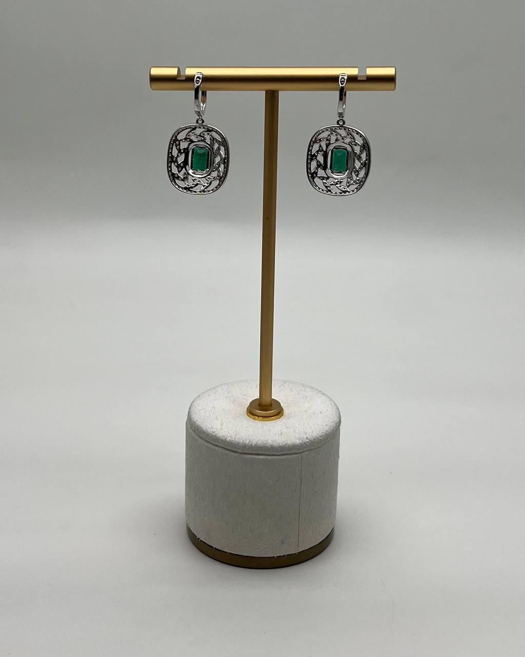 Orecchini a goccia con diamante verde e smeraldo a reticolo in oro bianco 14 carati In condizioni Nuovo in vendita a Oakton, VA