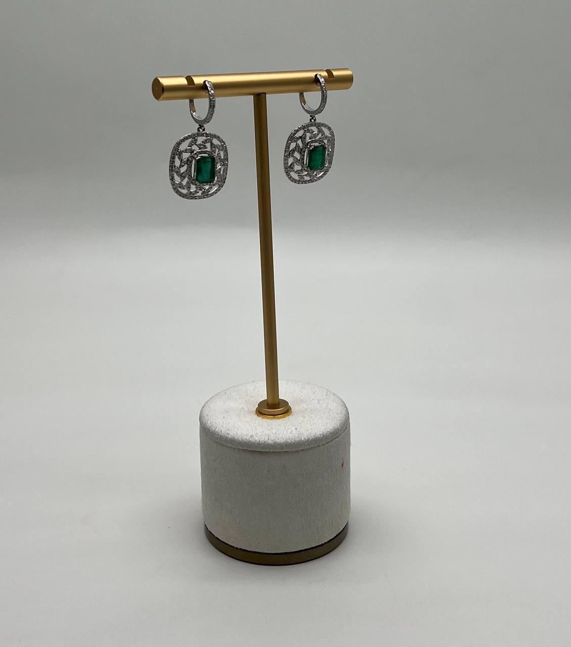 Donna Orecchini a goccia con diamante verde e smeraldo a reticolo in oro bianco 14 carati in vendita
