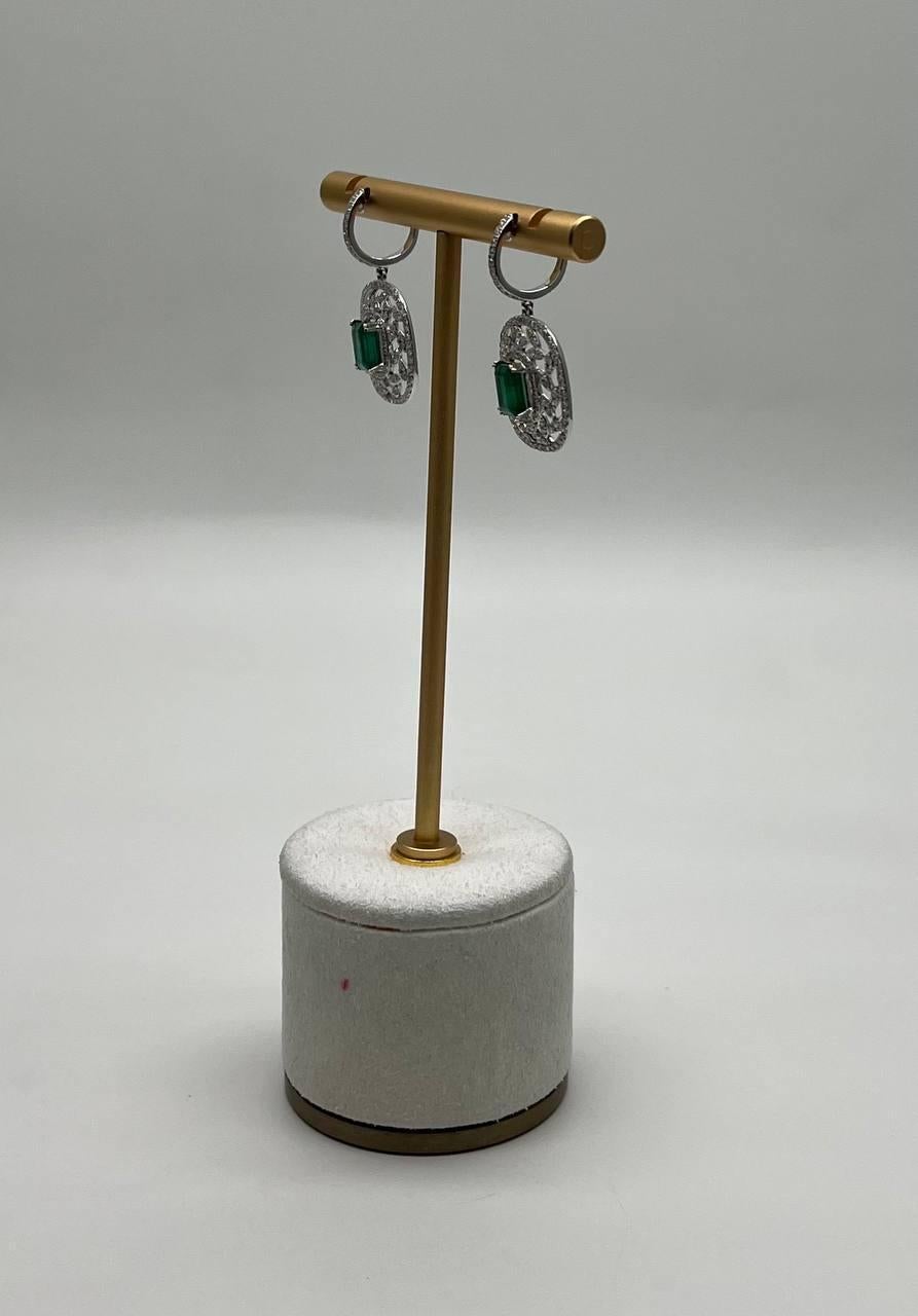 Orecchini a goccia con diamante verde e smeraldo a reticolo in oro bianco 14 carati in vendita 1