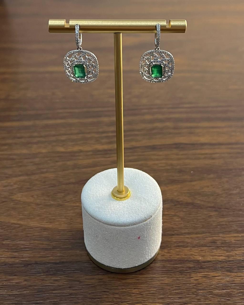 Orecchini a goccia con diamante verde e smeraldo a reticolo in oro bianco 14 carati in vendita 2