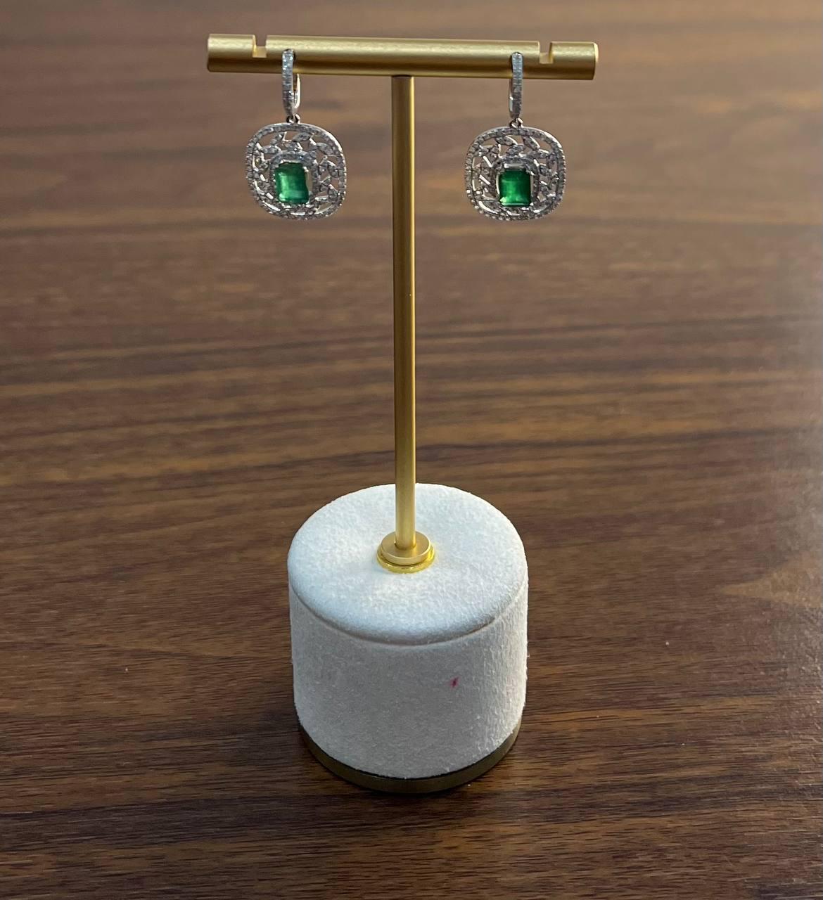Orecchini a goccia con diamante verde e smeraldo a reticolo in oro bianco 14 carati in vendita 3