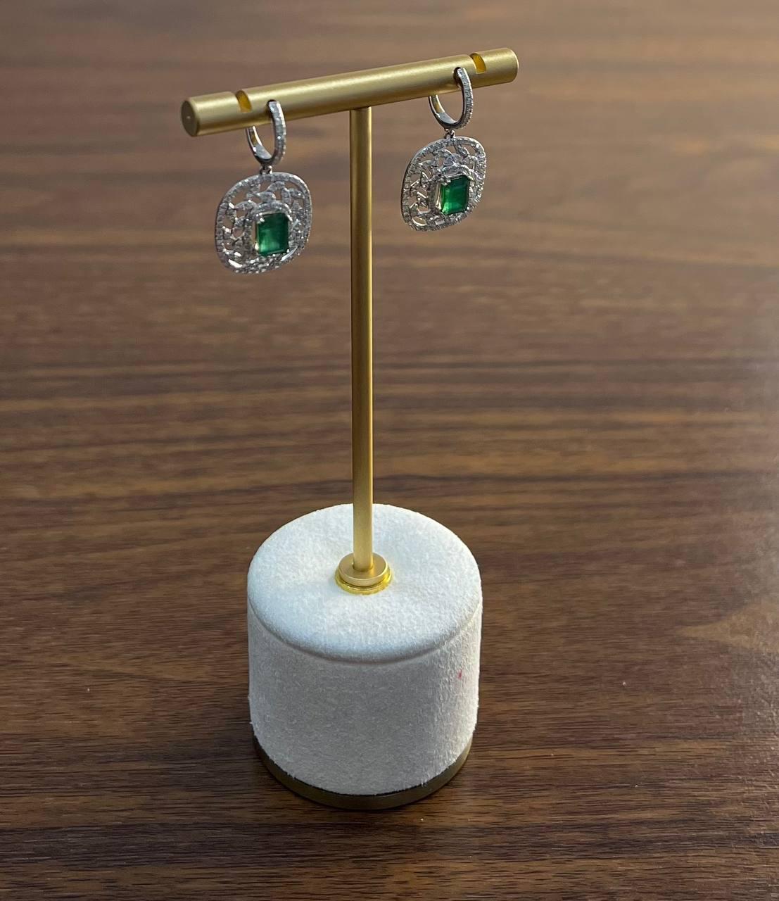 Orecchini a goccia con diamante verde e smeraldo a reticolo in oro bianco 14 carati in vendita 4