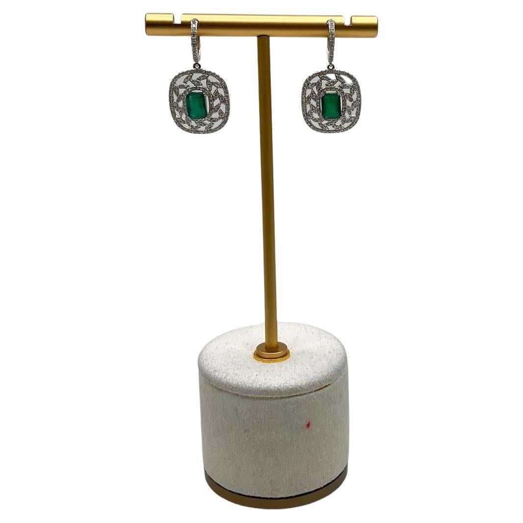 Pendientes de gota de oro blanco de 14 quilates con halo de diamantes y esmeralda verde