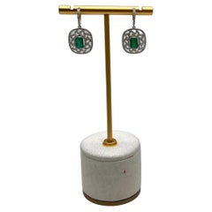 Pendientes de gota de oro blanco de 14 quilates con halo de diamantes y esmeralda verde