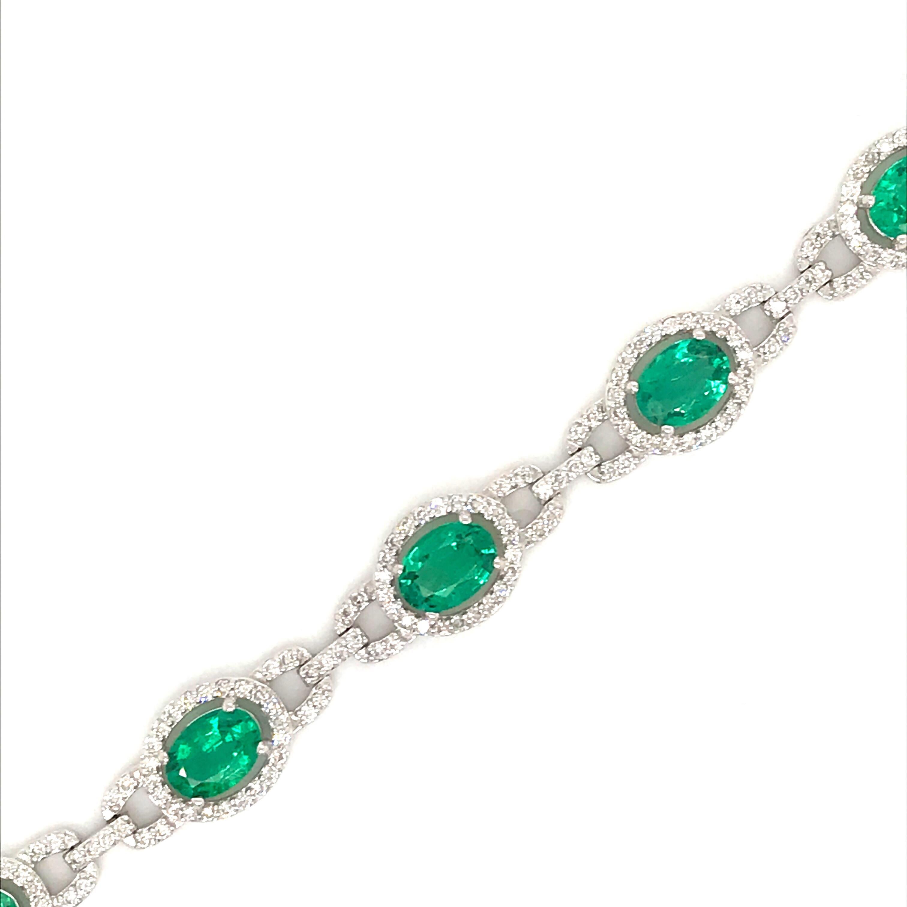 18K White gold bracelet featuring 9 green oval cut emeralds weighing 6.94 caras and 306 round brilliants weighing 2.10 carats.
Color G-H
Clarity SI