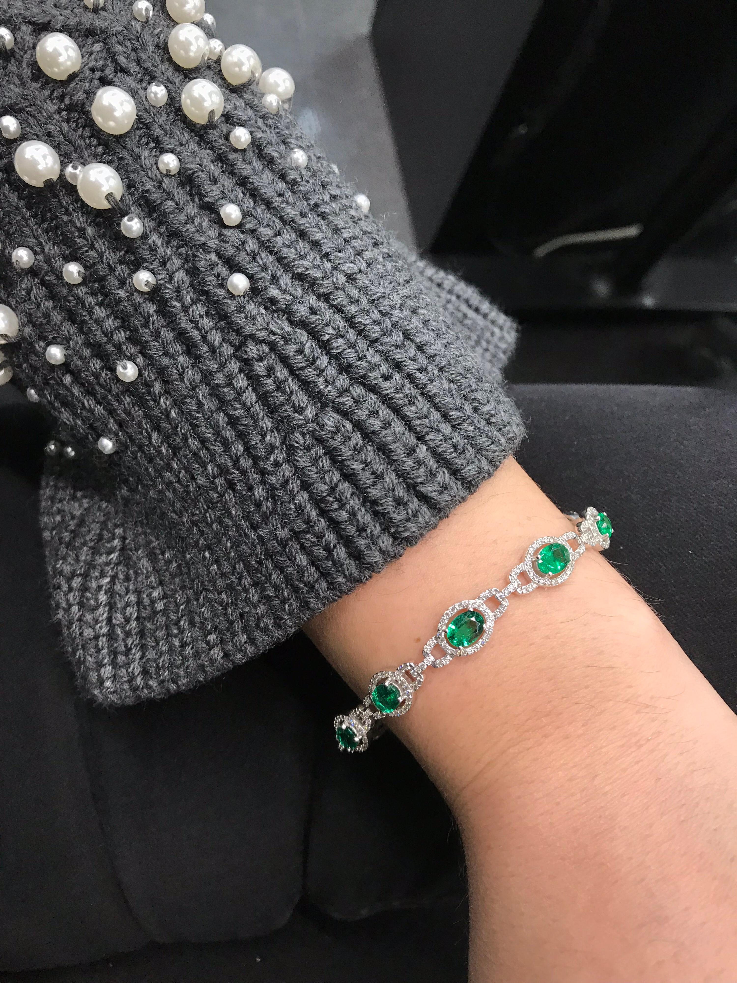 Contemporary Green Emerald Diamond Link Tennis Bracelet 9.04 Carat 18 Karat White Gold