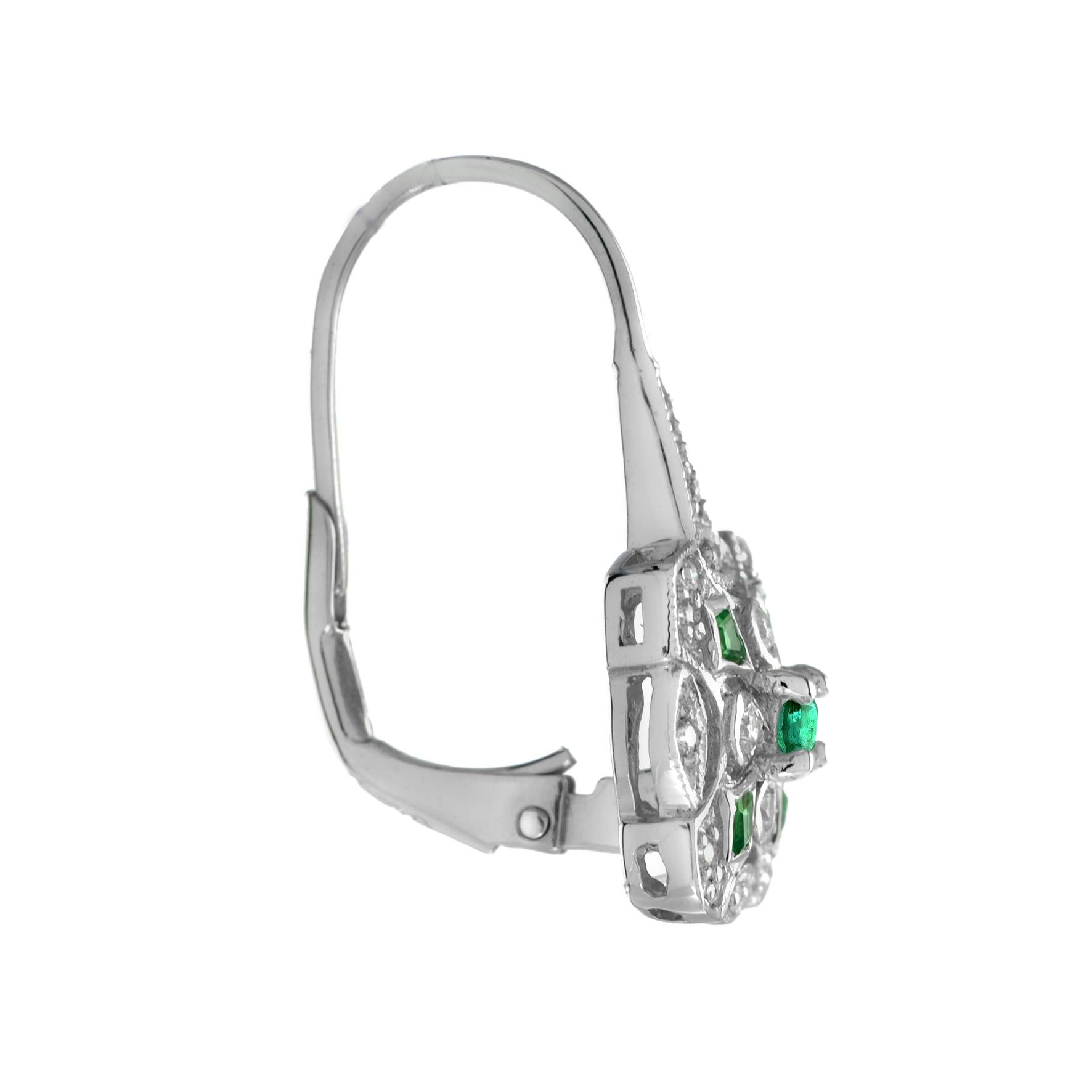 Boucles d'oreilles de style Art Déco en or 14k avec émeraude et diamant. Serti au centre d'une émeraude ronde en serti clos, serti aux angles d'émeraudes en serti millgrain et rehaussé de diamants ronds.
Information
Style : Art Déco
Largeur : 11