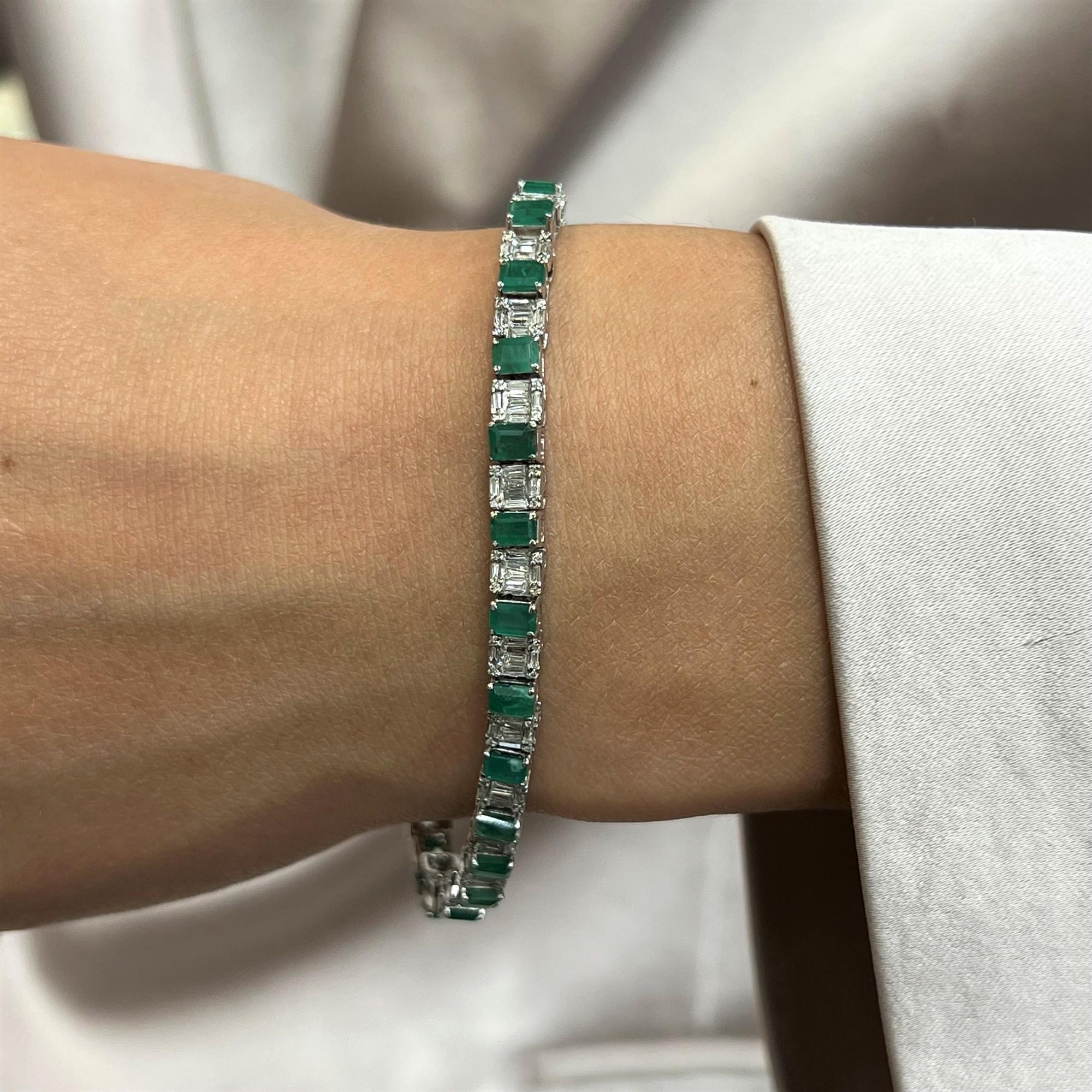 Green Emerald & Diamond Tennis Bracelet 14K White Gold In New Condition For Sale In New York, NY