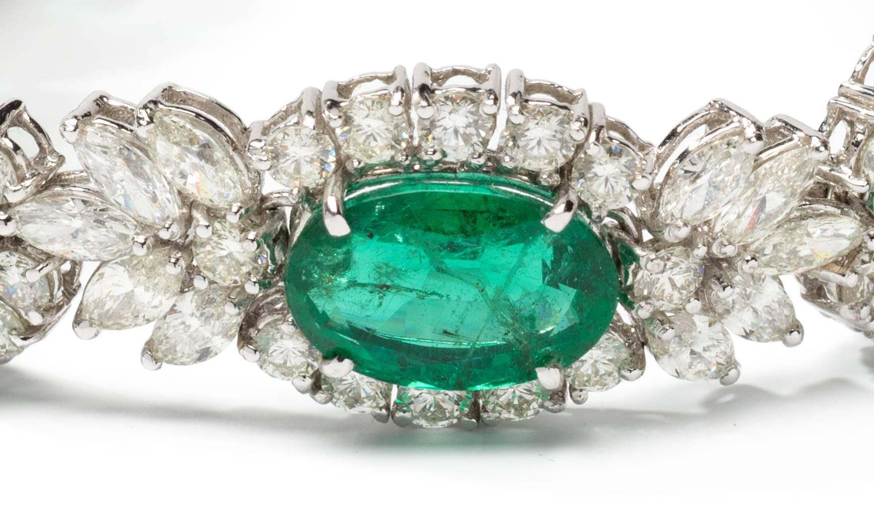 Taille ovale Bracelet à maillons en or blanc avec émeraude verte et diamant en vente