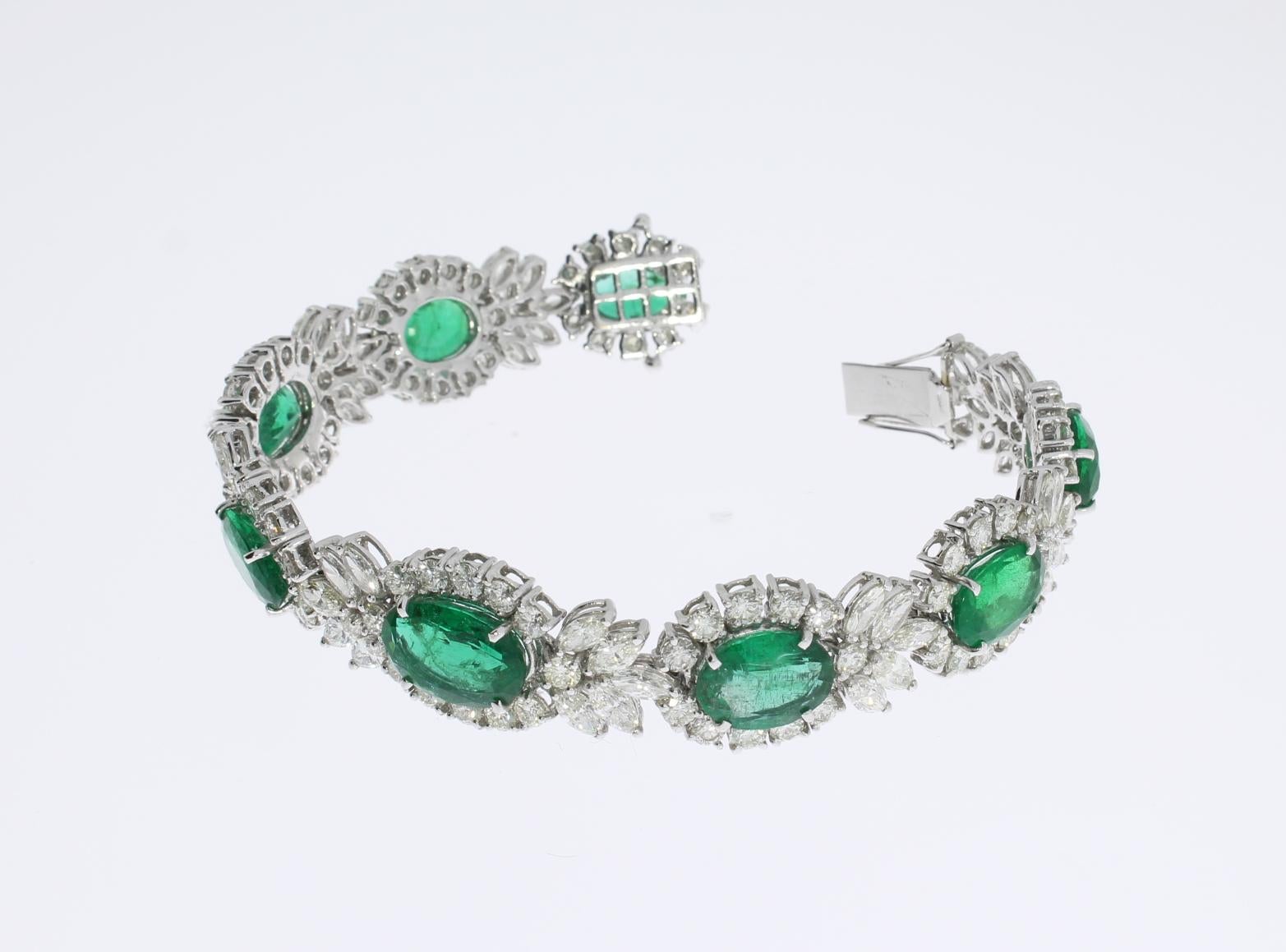 Green Emerald Diamond White Gold Link Bracelet In Excellent Condition In Berlin, DE