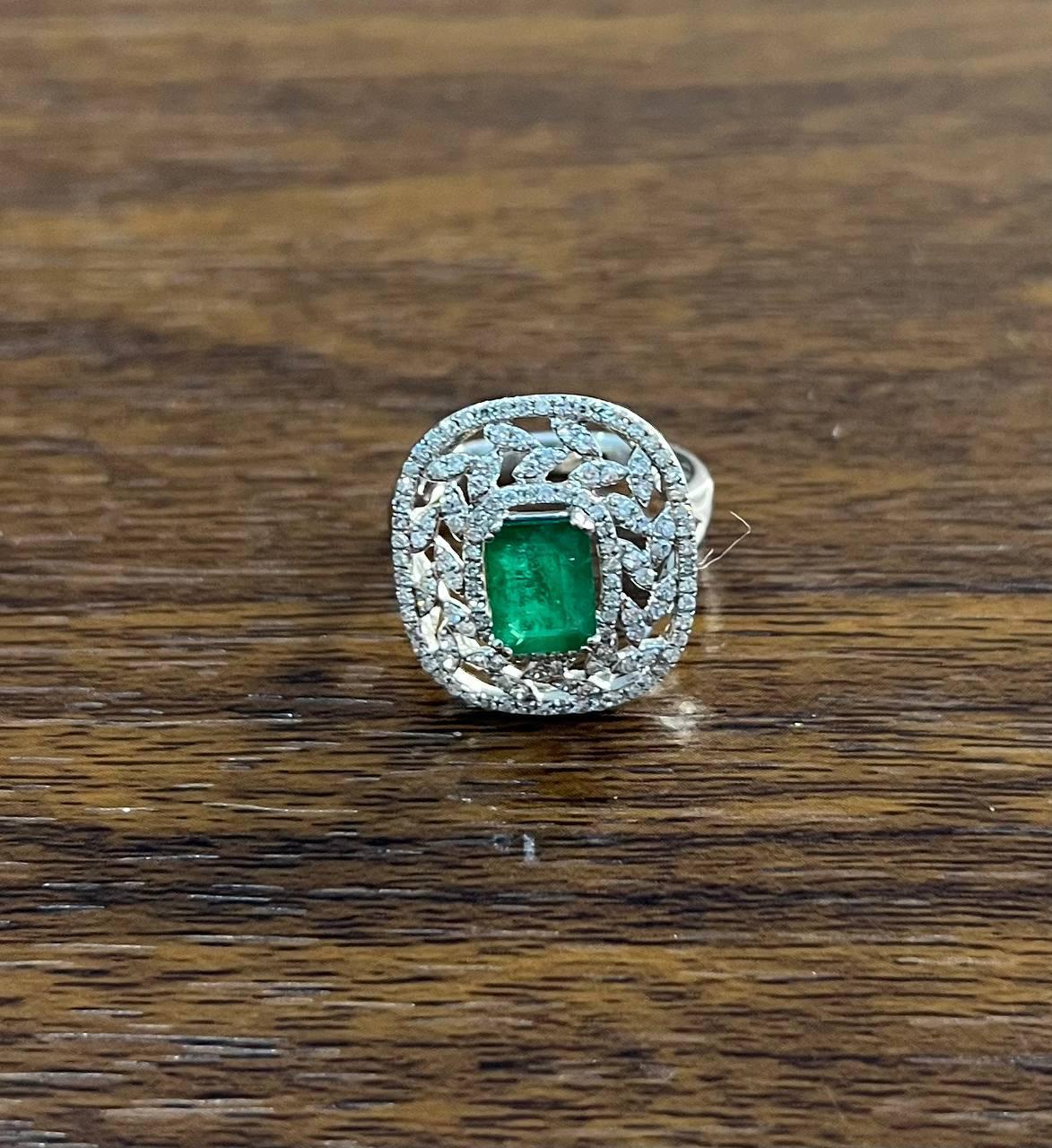 Diamanti smeraldo verde Halo Lattice Scroll Anello classico con dichiarazione in oro bianco 14K In condizioni Nuovo in vendita a Oakton, VA