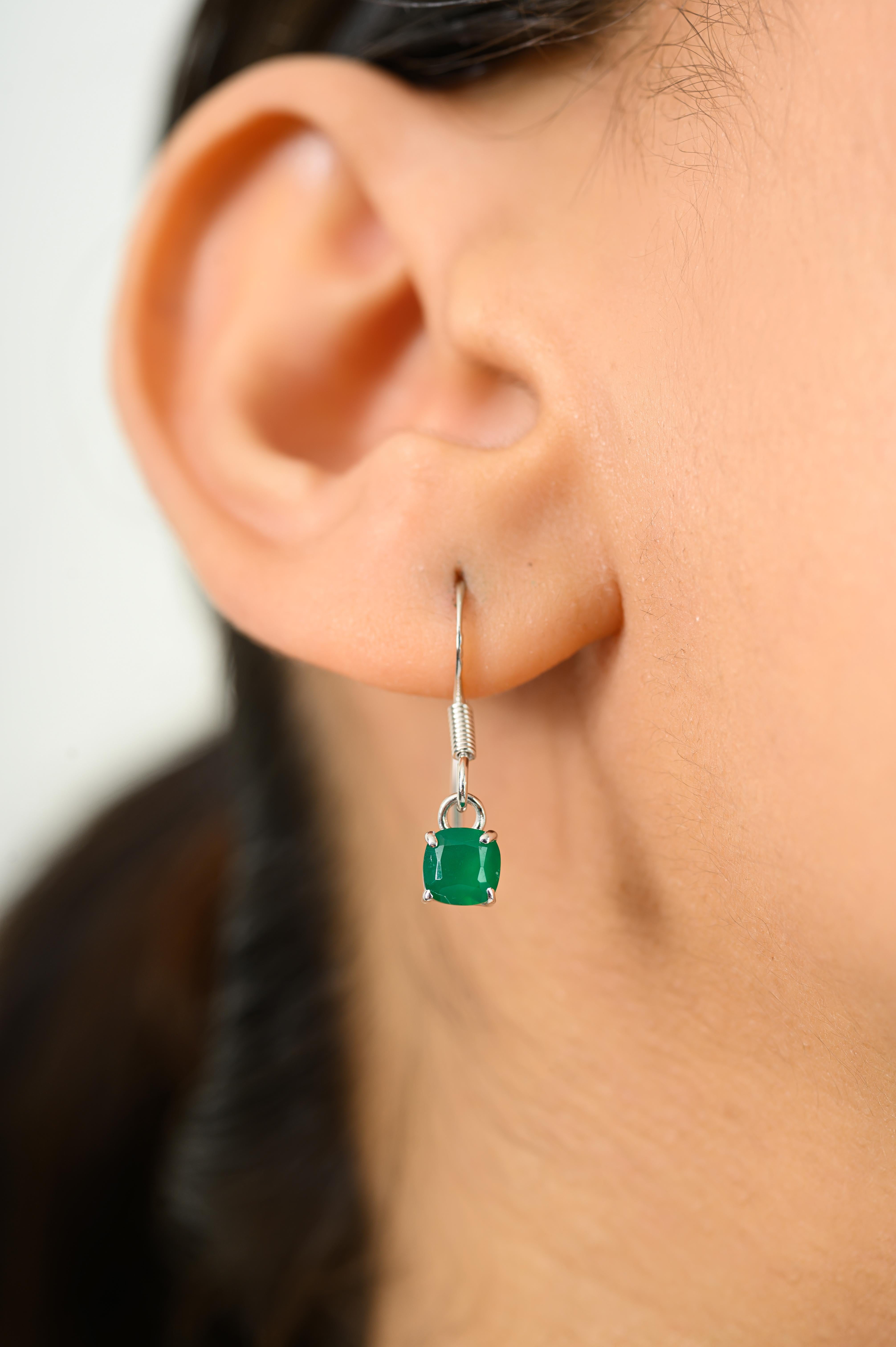 Questi leggeri orecchini pendenti tempestati di smeraldi verdi sono orecchini di smeraldo in argento 925. Ogni orecchino presenta una gemma di smeraldo naturale, per un totale di 0,25 carati, apprezzata per il suo colore verde intenso e la sua