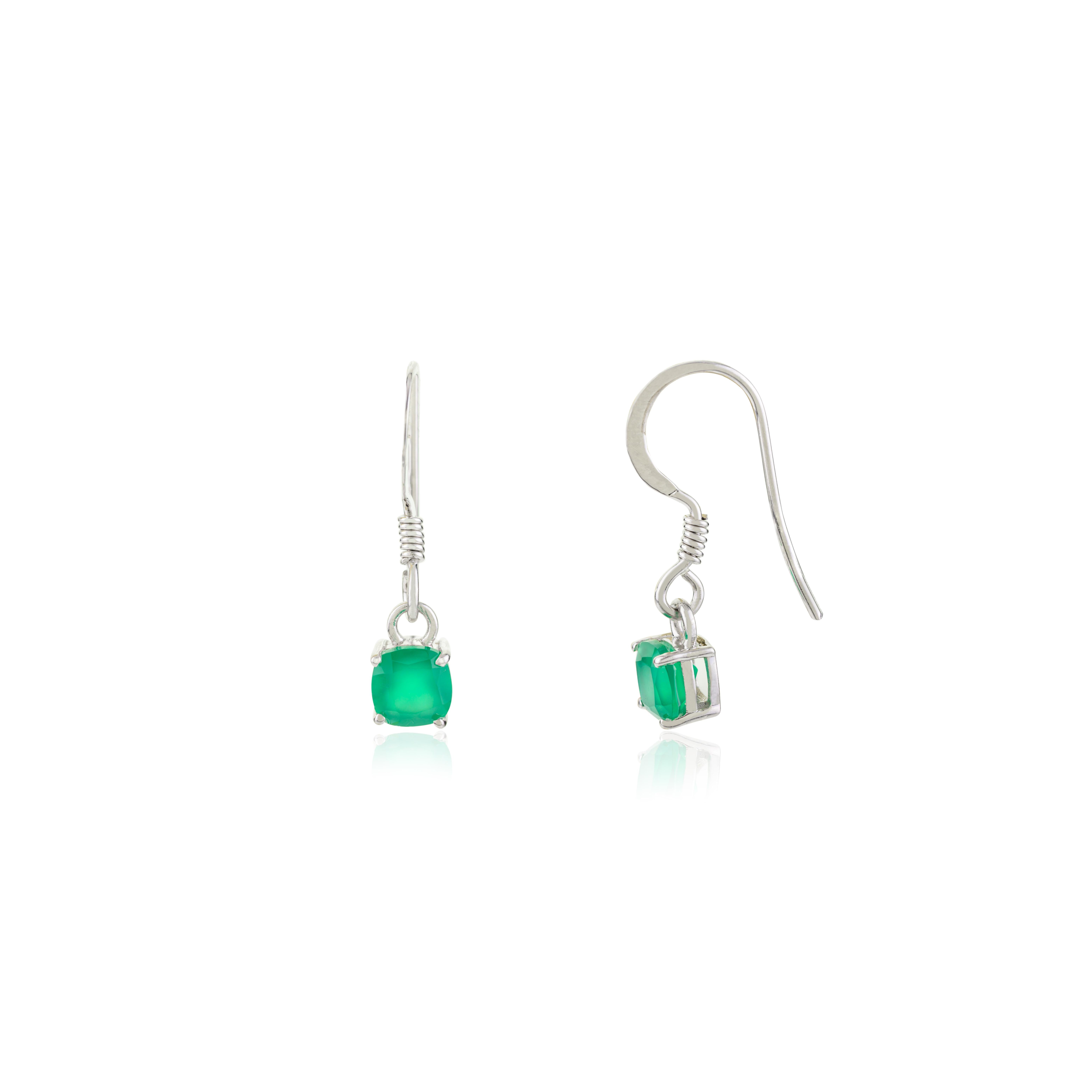 Art Nouveau Orecchini pendenti con smeraldo verde e borchie per lei realizzati in argento 925 in vendita