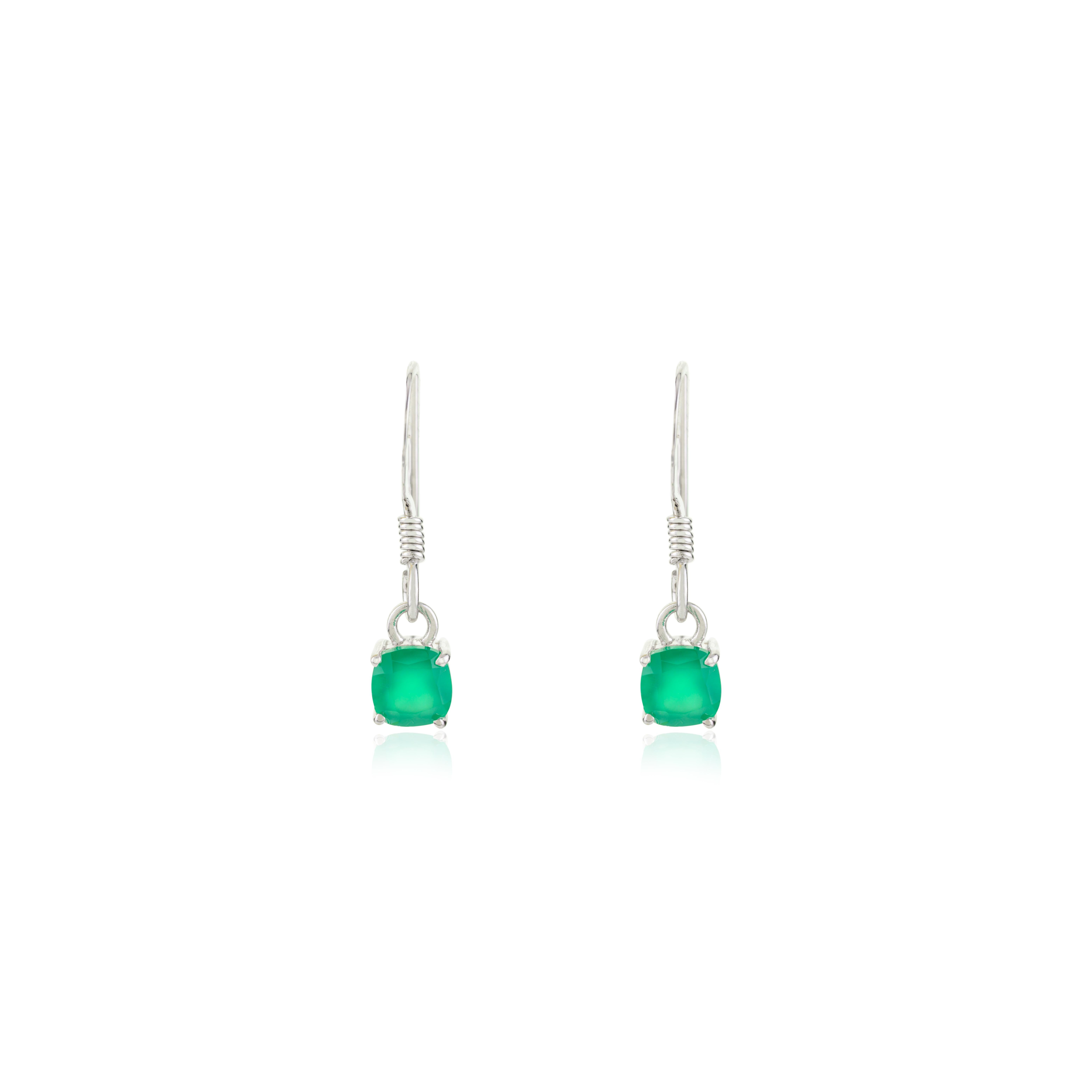Orecchini pendenti con smeraldo verde e borchie per lei realizzati in argento 925 in vendita 1