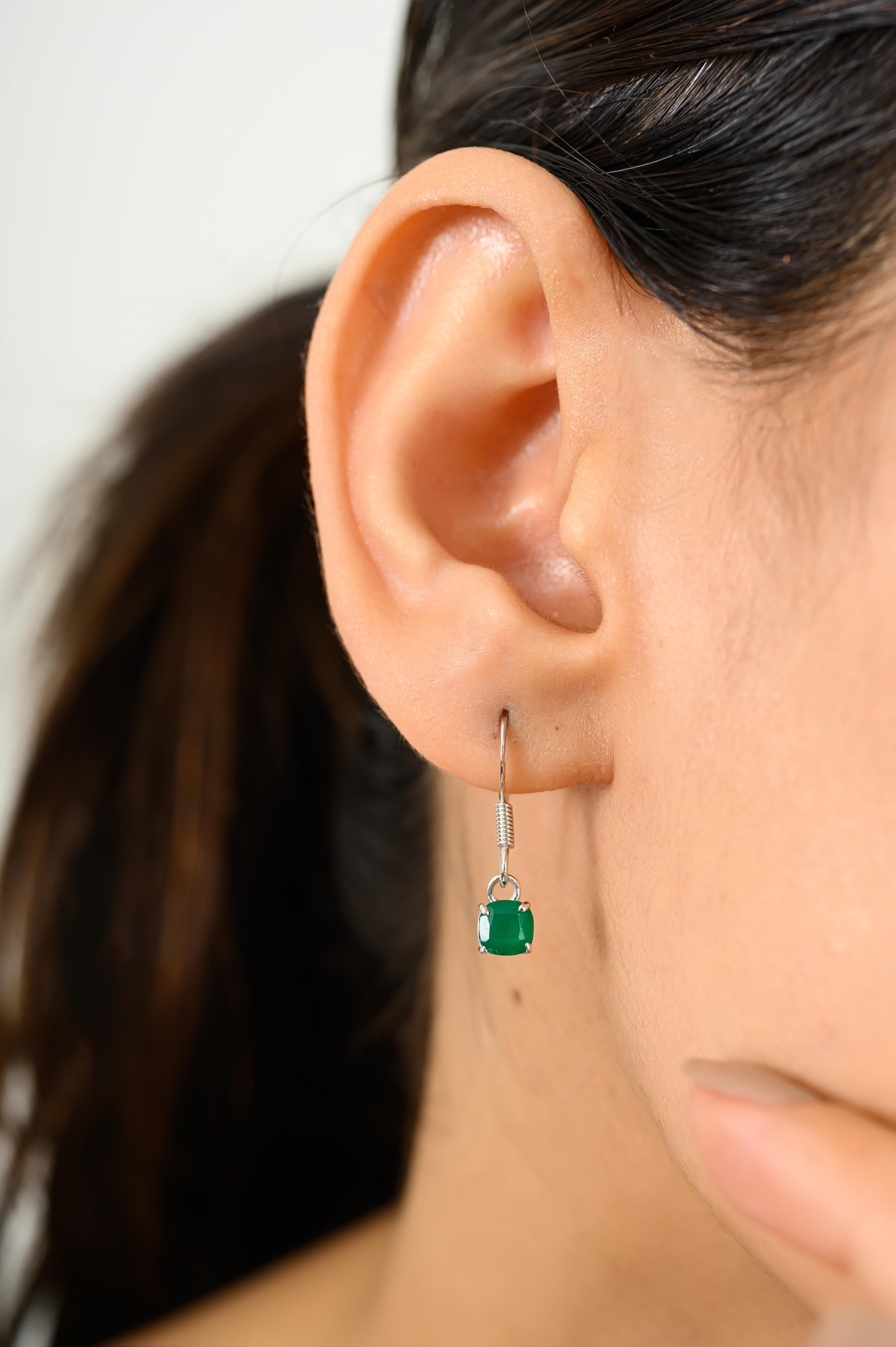 Orecchini pendenti con smeraldo verde e borchie per lei realizzati in argento 925 in vendita 2
