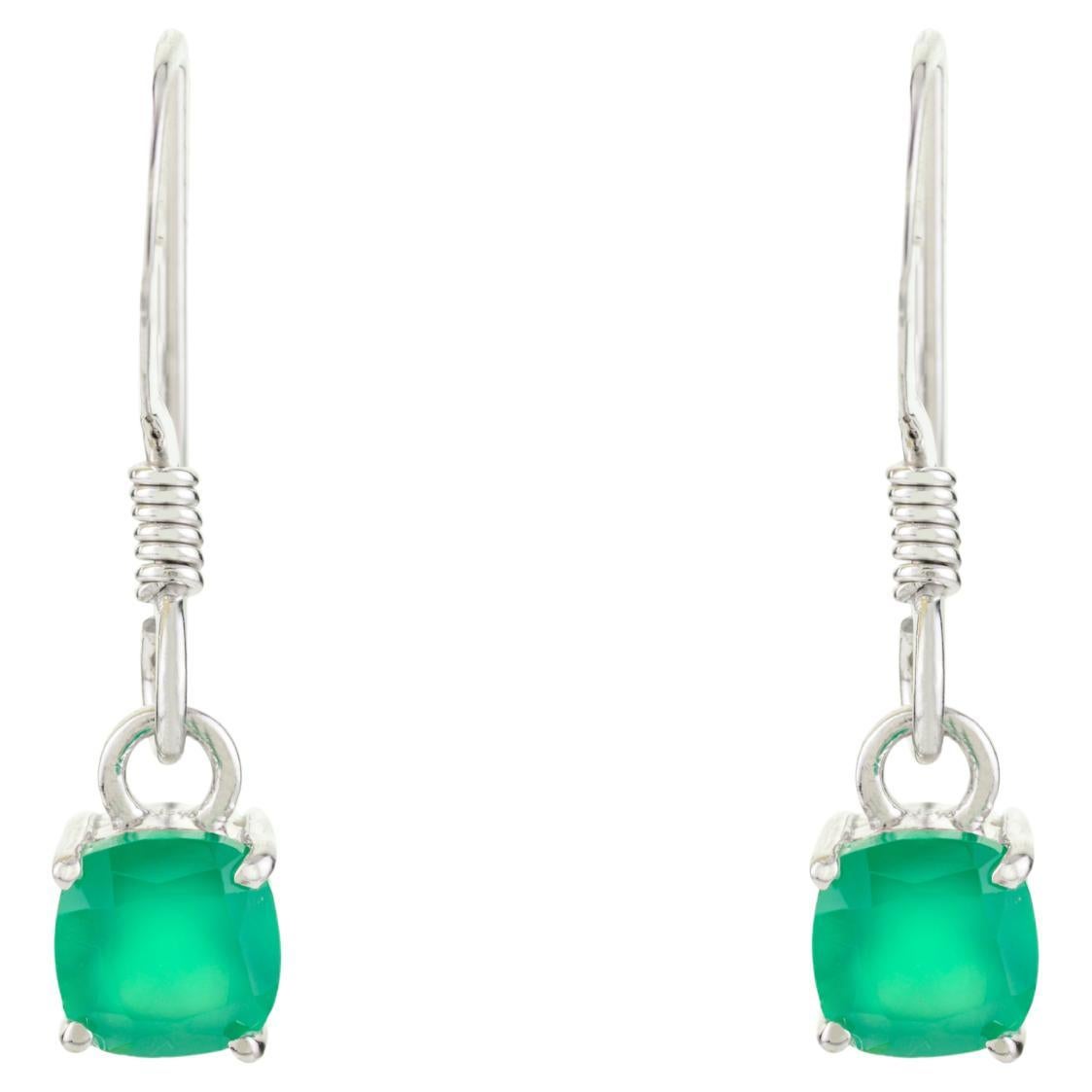 Orecchini pendenti con smeraldo verde e borchie per lei realizzati in argento 925 in vendita