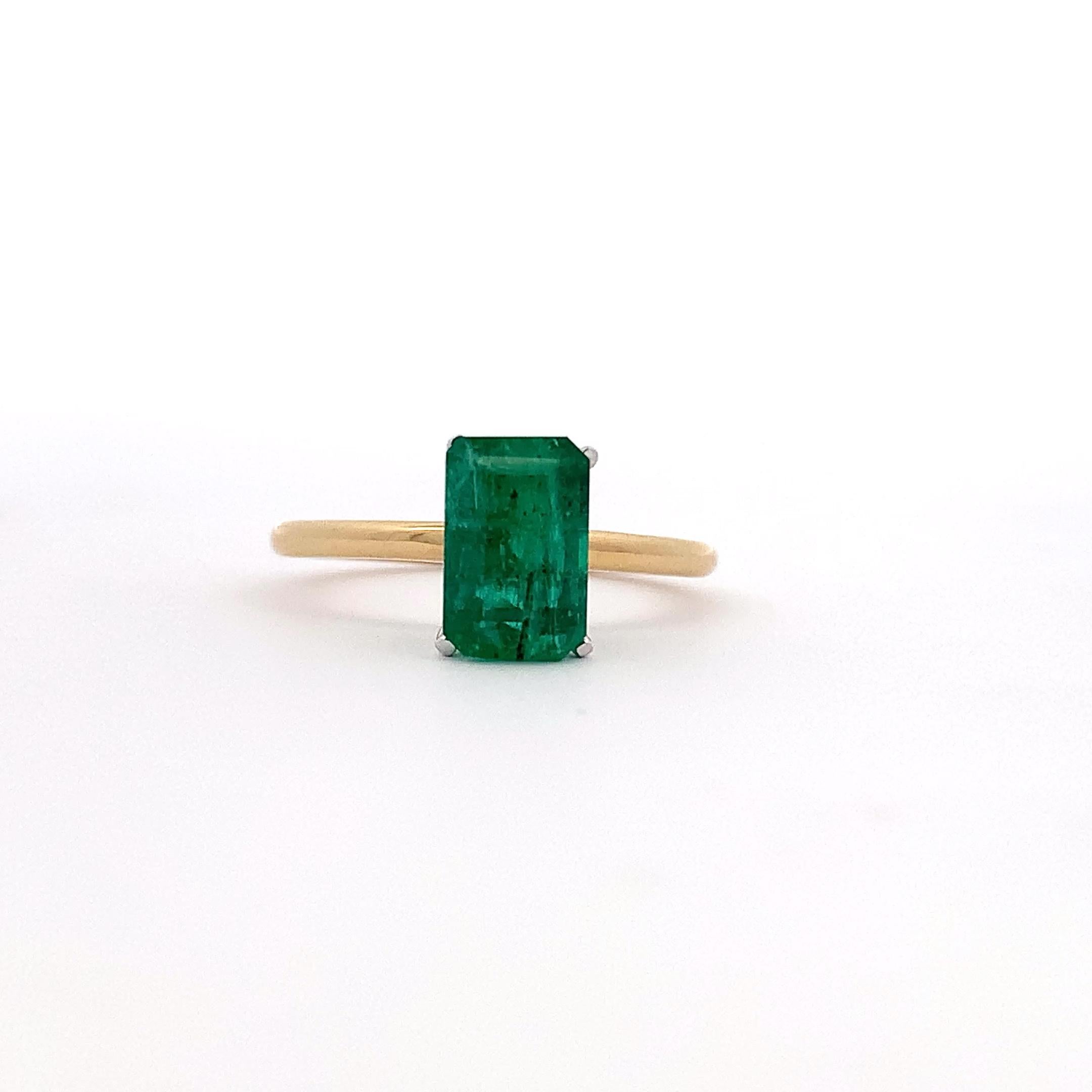 Green emerald engagement ring 18k yellow gold In New Condition For Sale In London, GB