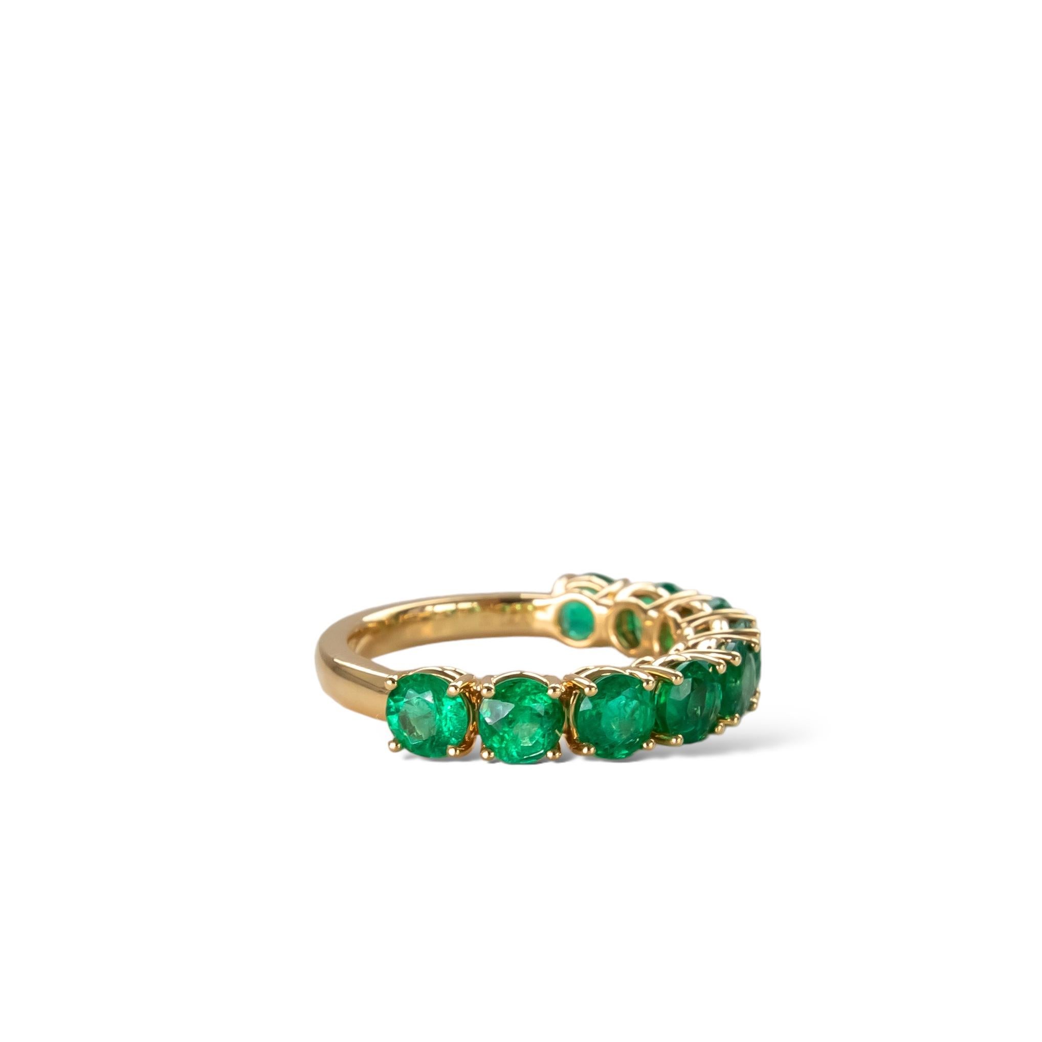 Round Cut Green Emerald Eternity Band 18K Yellow Gold For Sale