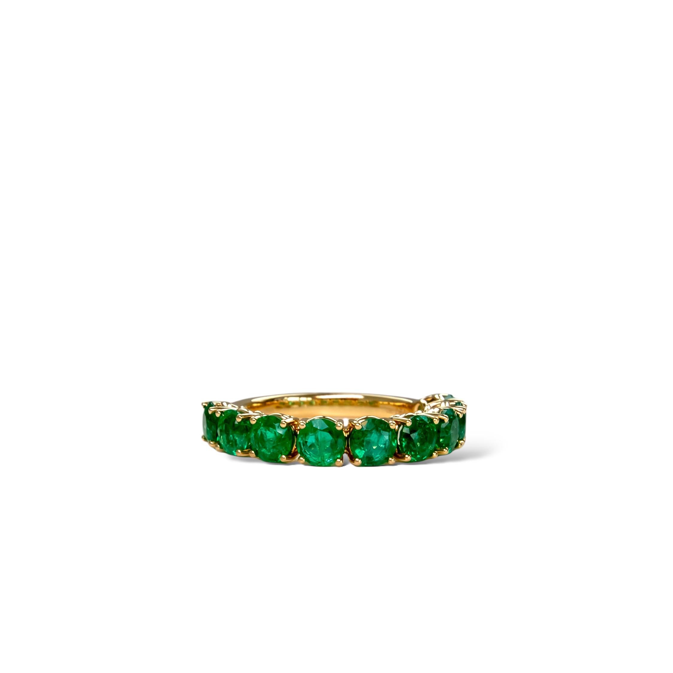 Eternity-Ring aus 18 Karat Gelbgold mit grünem Smaragd im Zustand „Neu“ im Angebot in Sai Kung District, HK