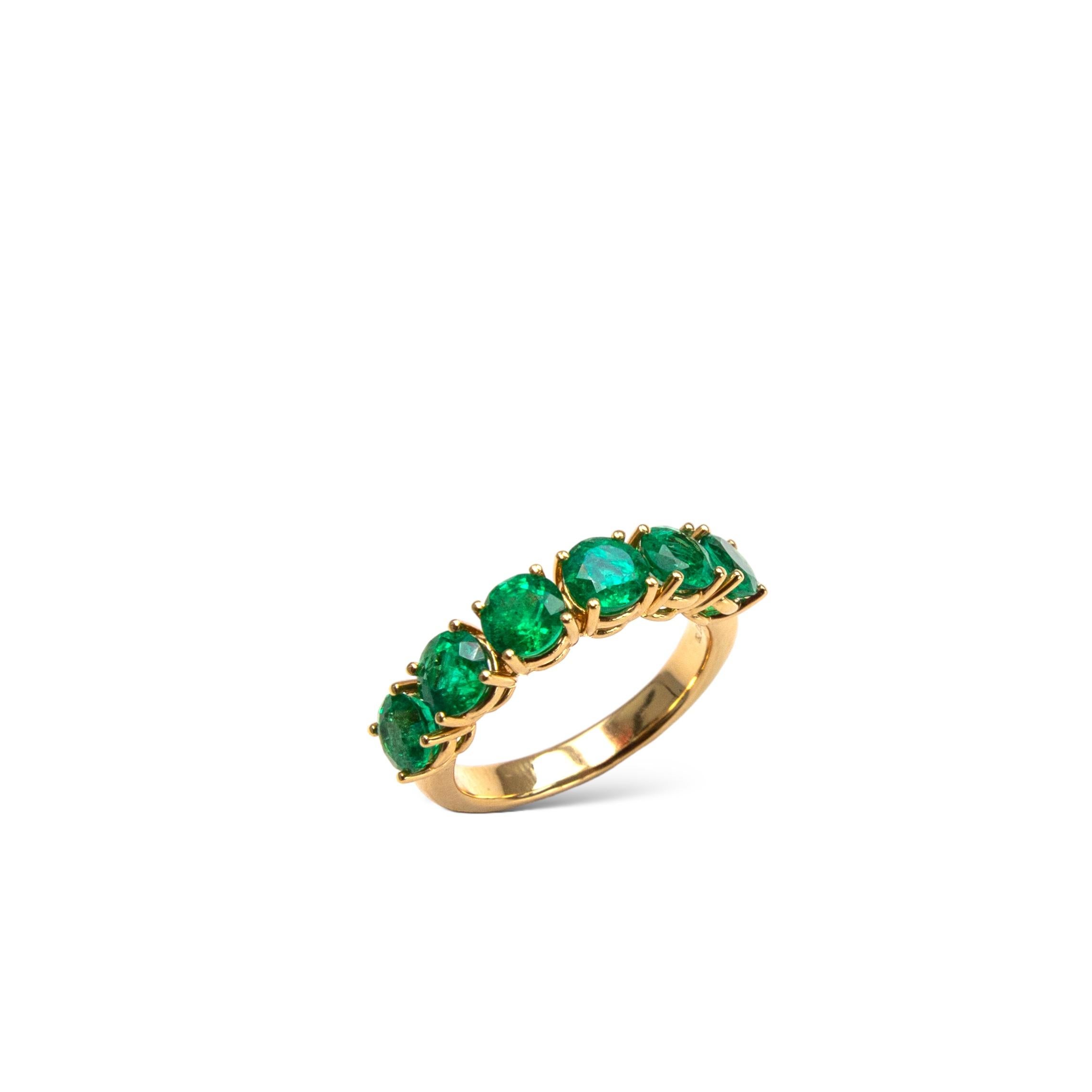 Green Emerald Eternity Band 18K Yellow Gold In New Condition For Sale In Sai Kung District, HK