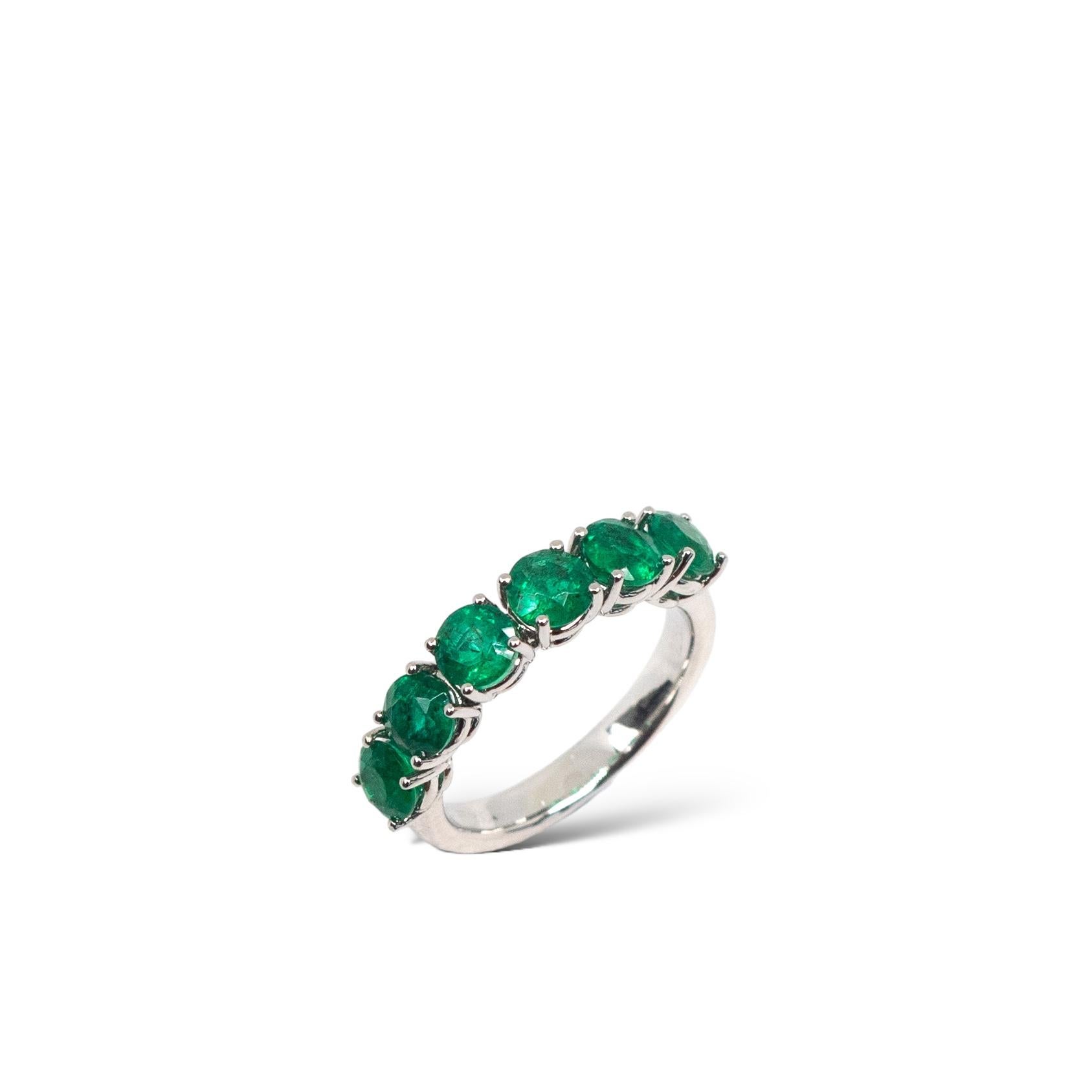 Green Emerald Eternity Band in Platinum In New Condition For Sale In Sai Kung District, HK