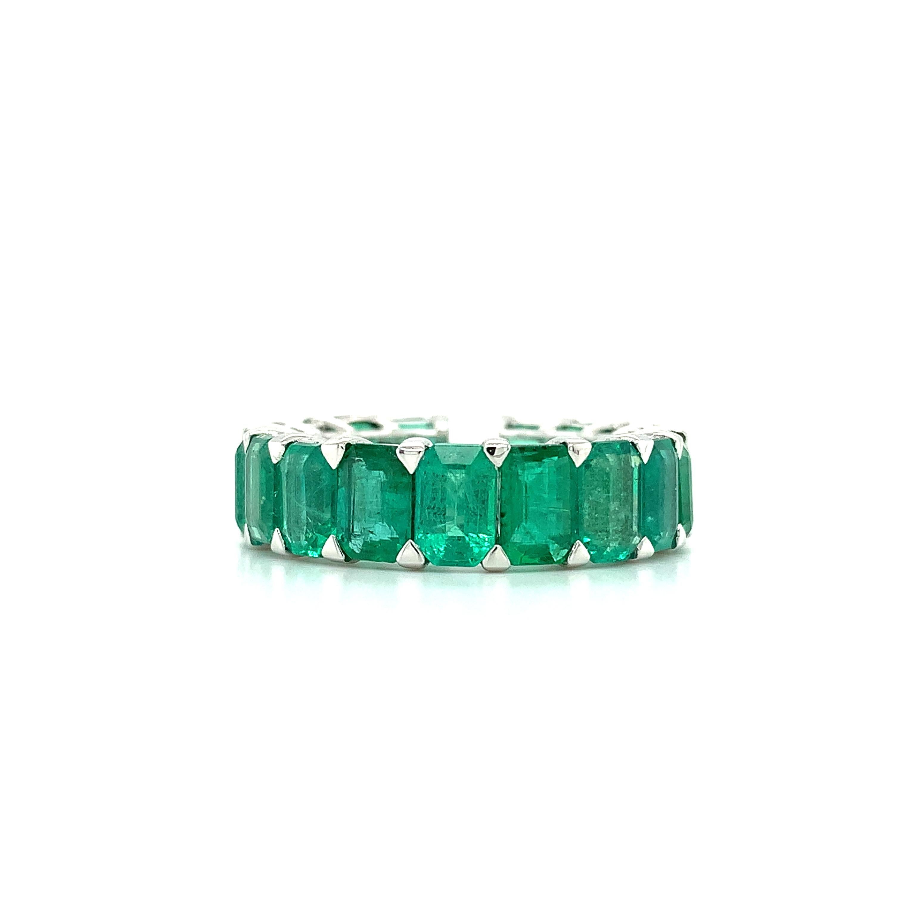 Modern Green emerald full eternity cocktail ring 18k white gold For Sale