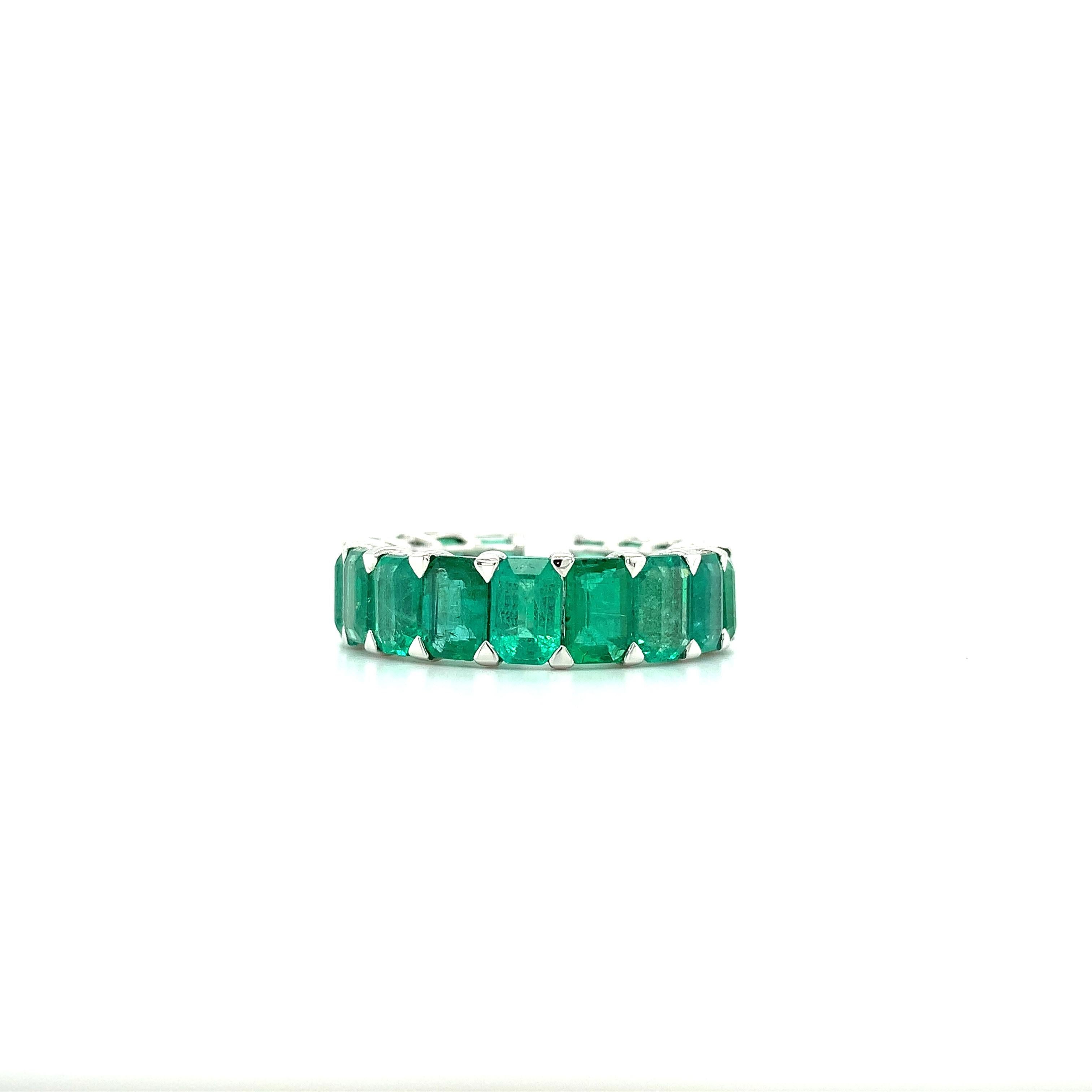 Emerald Cut Green emerald full eternity cocktail ring 18k white gold For Sale