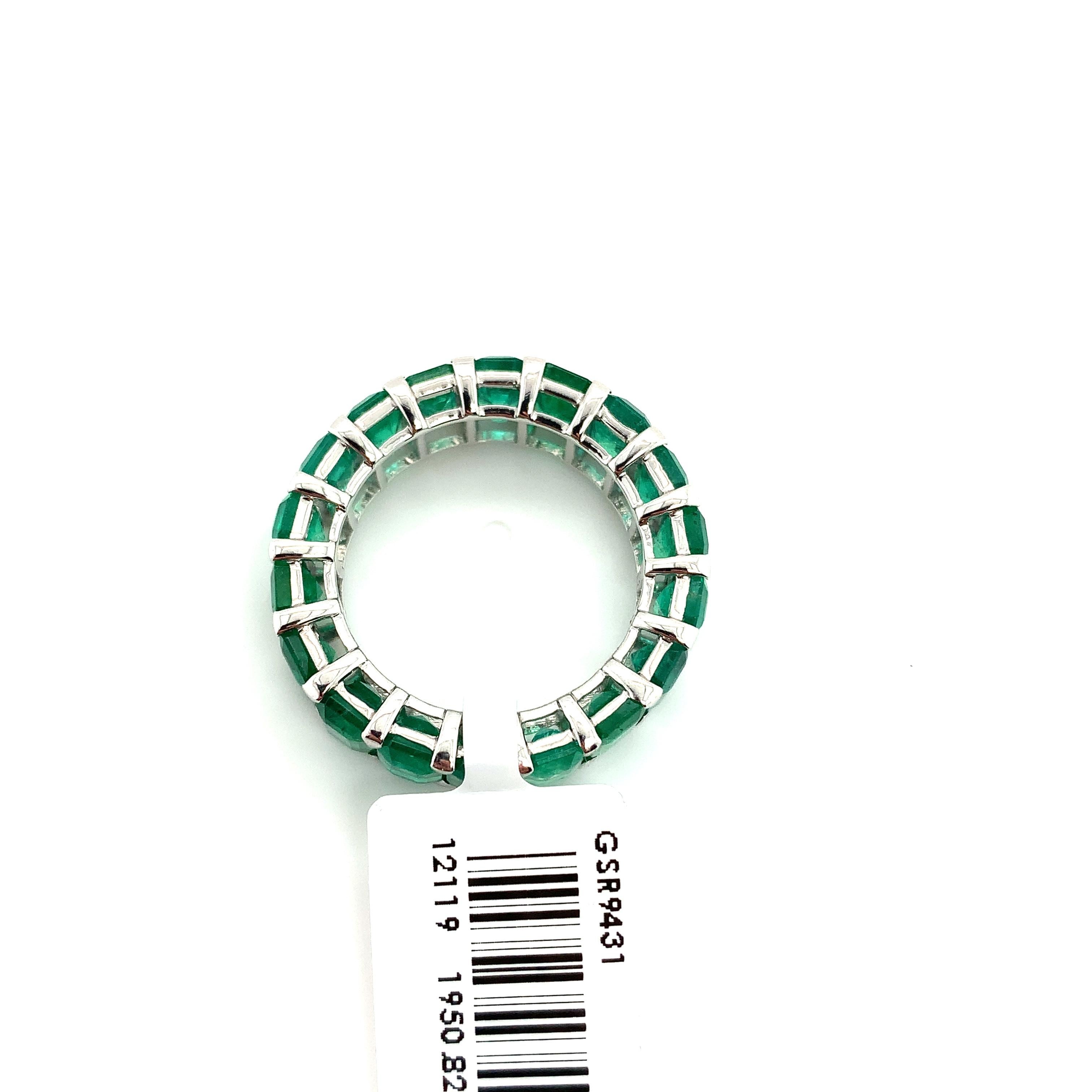 Green emerald full eternity cocktail ring 18k white gold In New Condition For Sale In London, GB