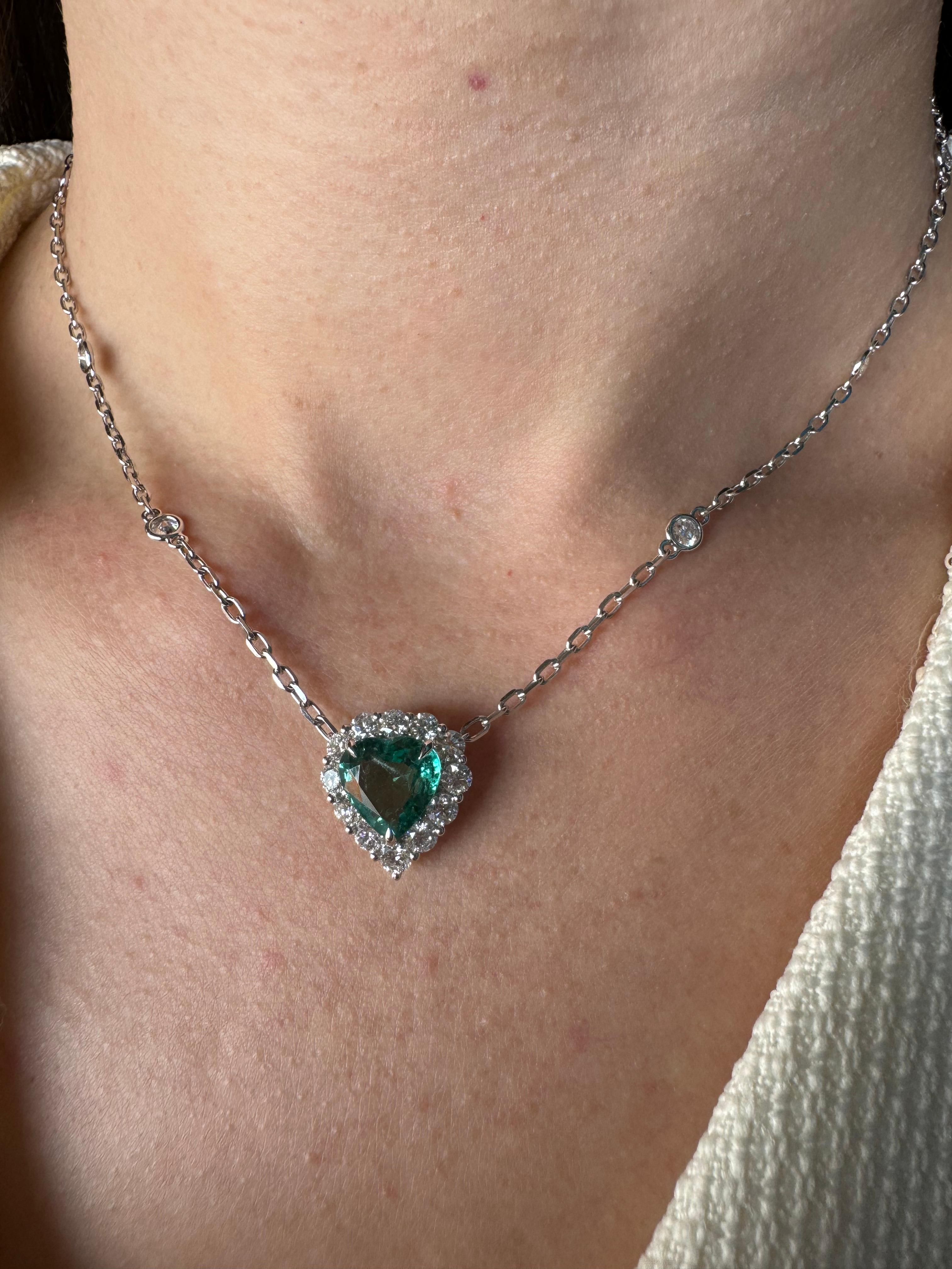 Women's or Men's Green Emerald Heart Shape Cut Diamonds Halo 18K White Gold Pendant Necklace For Sale