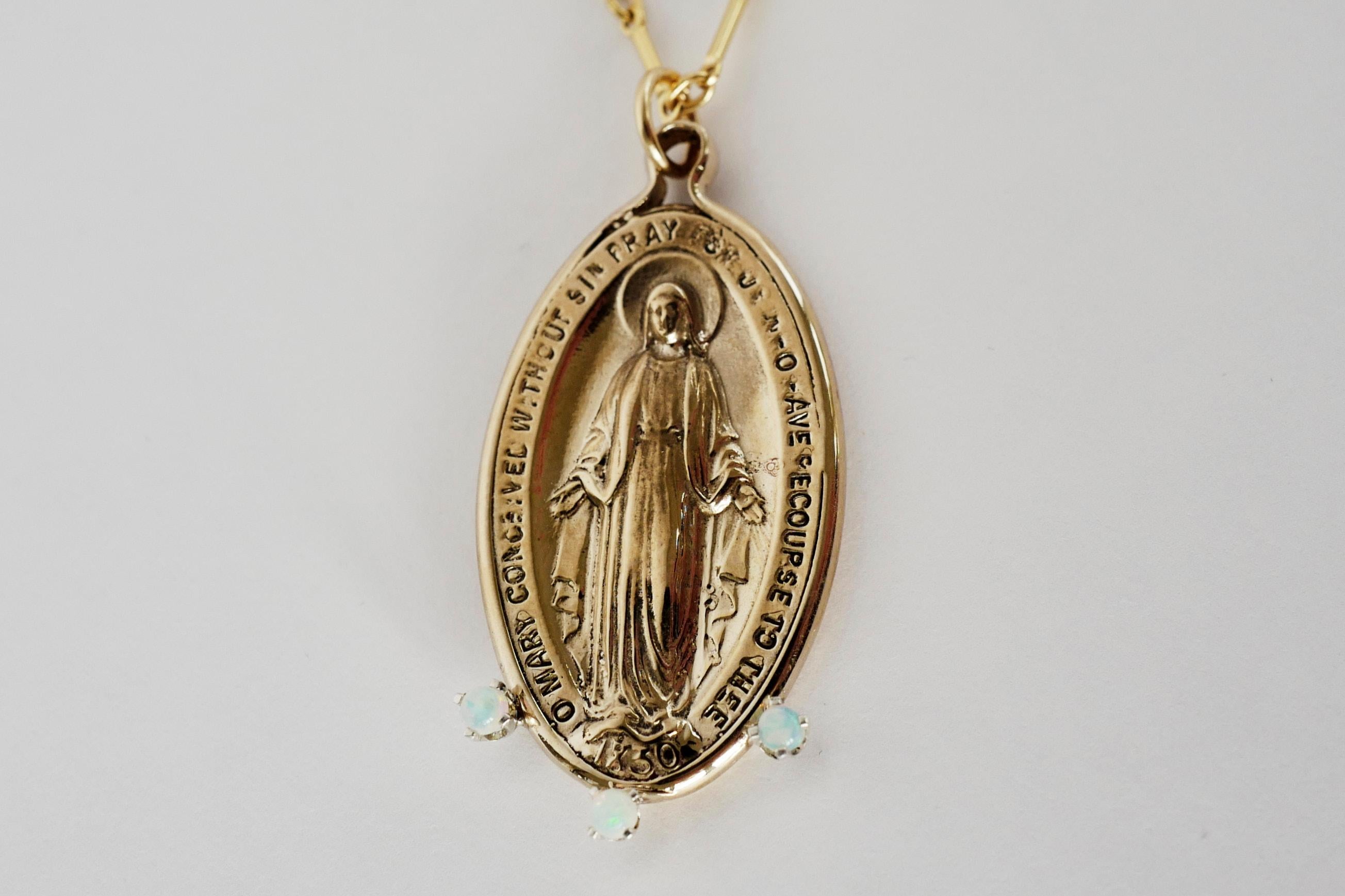 Green Emerald Long Chain Necklace Virgin Mary Miraculous Medal Oval Pendant In New Condition For Sale In Los Angeles, CA