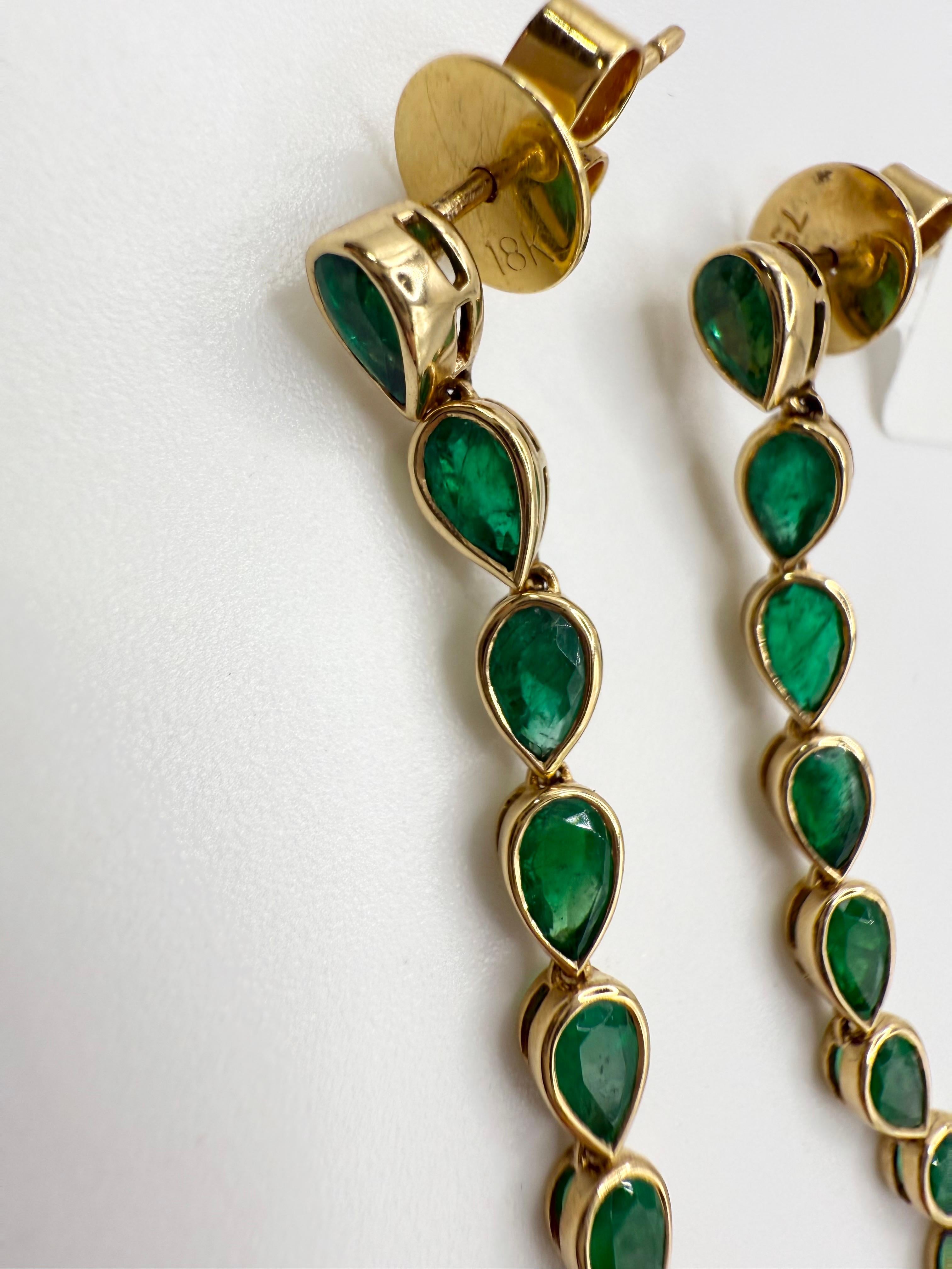 Lange Ohrringe mit natürlichen Smaragden in Birnenform von insgesamt 5,40 Karat aus 18 Kt Gelbgold. Die sind baumelnd und lustig! Wird mit einer Box und Schätzung Bericht kommen.

WAS SIE BEI STAMPAR JEWELERS BEKOMMEN:
Stampar Jewelers, im Herzen